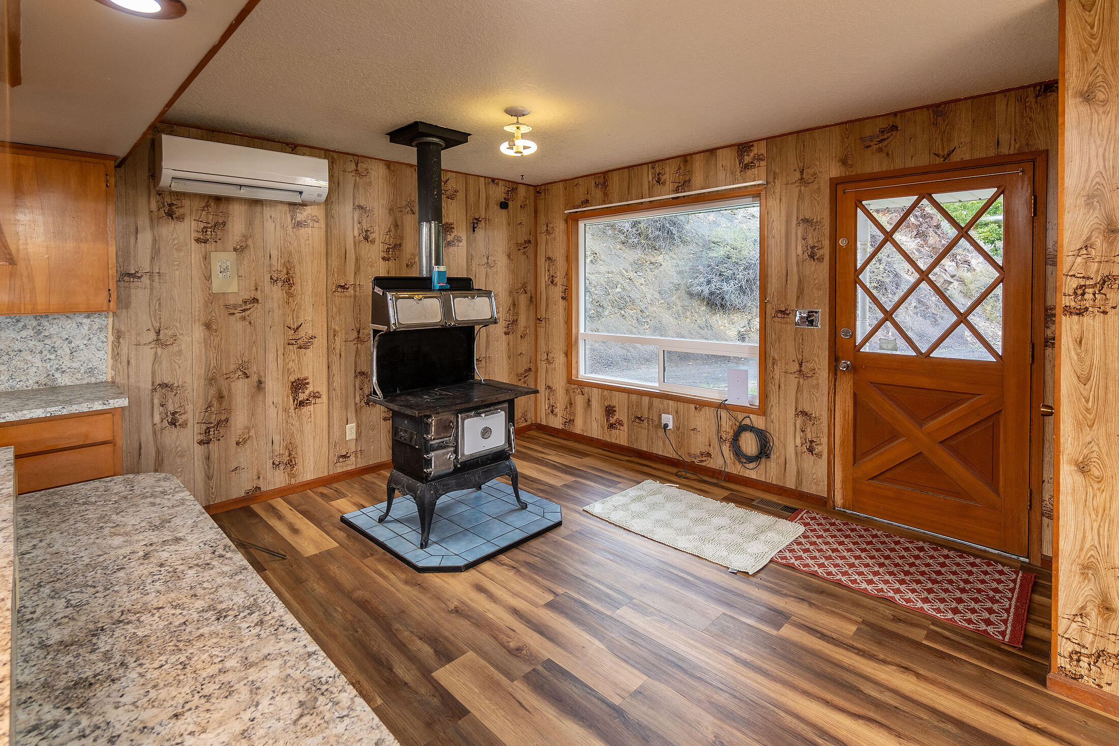 Mitchell, Oregon, 97750, United States, 3 Bedrooms Bedrooms, ,2 BathroomsBathrooms,Residential,For Sale,1965527