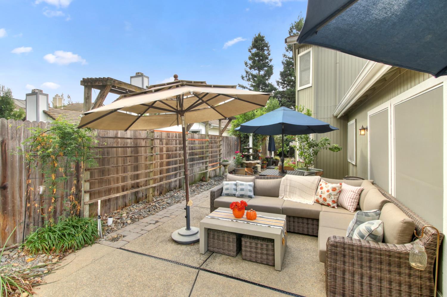 Elk Grove, California, 95624, United States, 4 Bedrooms Bedrooms, ,4 BathroomsBathrooms,Residential,For Sale,1987629