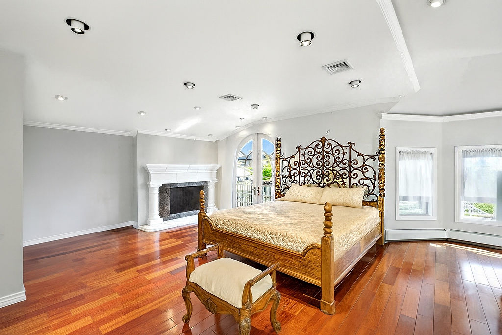 Howard Beach, New York, 11414, United States, 4 Bedrooms Bedrooms, ,4 BathroomsBathrooms,Residential,For Sale,1984168