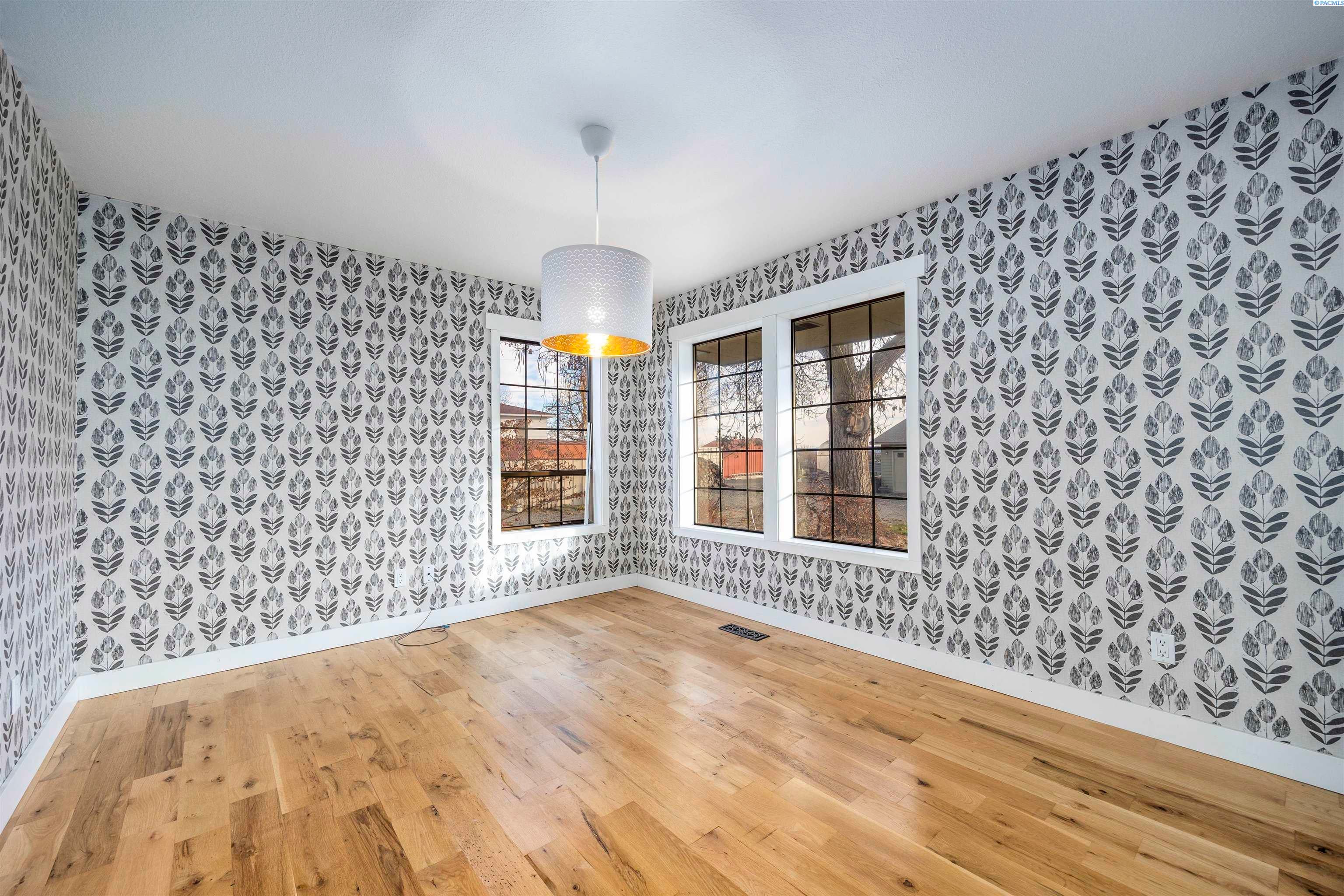 Sunnyside, Washington, 98944, United States, 3 Bedrooms Bedrooms, ,2 BathroomsBathrooms,Residential,For Sale,1998016