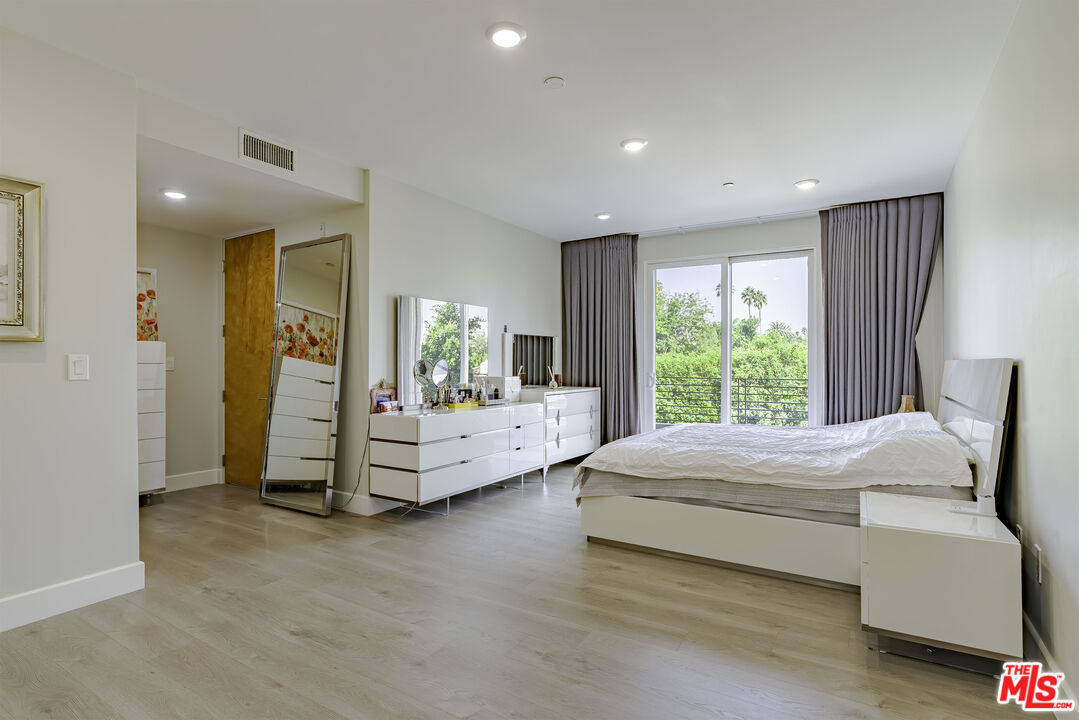 Los Angeles, California, 90010, United States, 3 Bedrooms Bedrooms, ,3 BathroomsBathrooms,Residential,For Sale,1992003