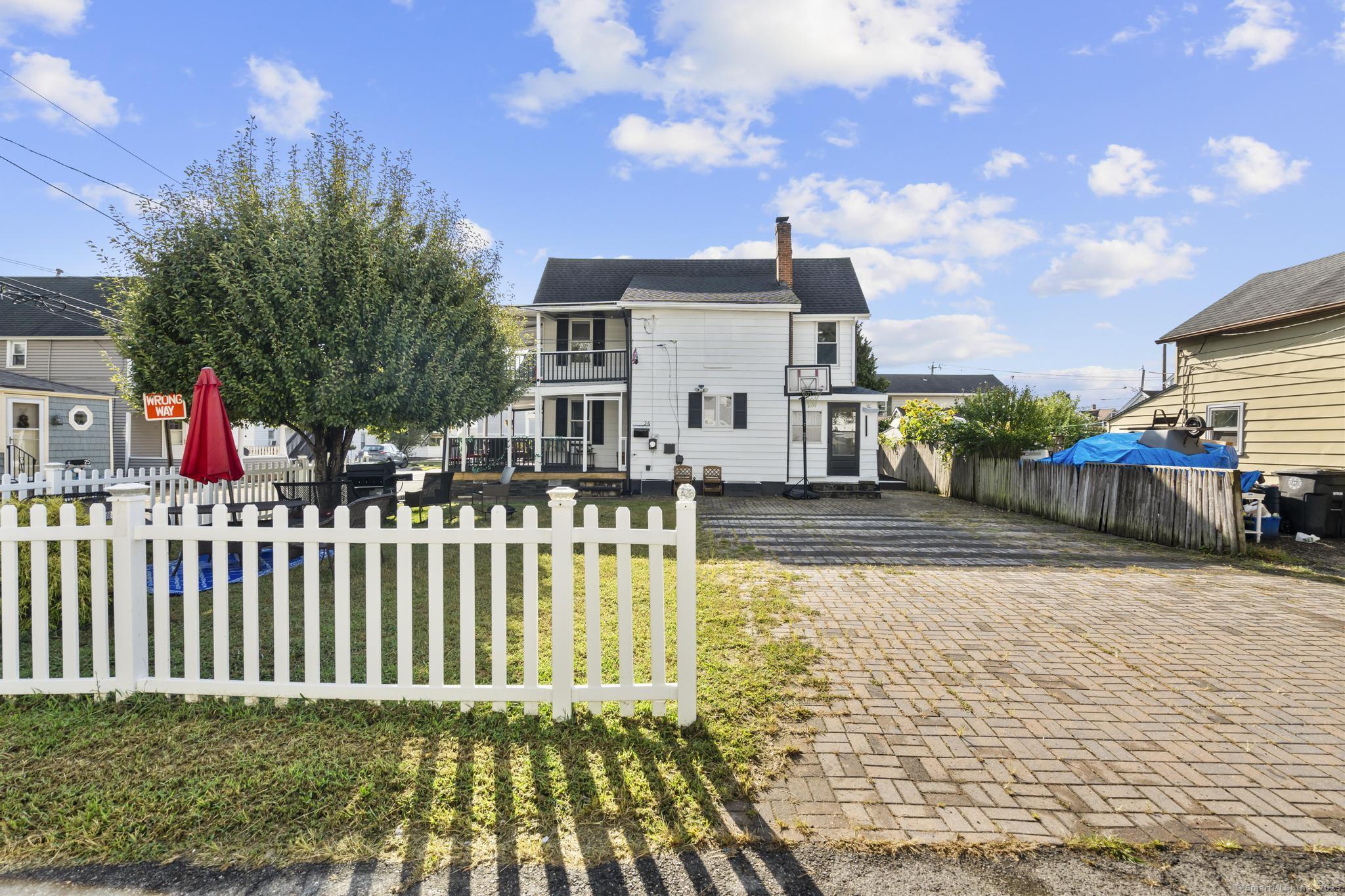 Milford, Connecticut, 06460, United States, 3 Bedrooms Bedrooms, ,2 BathroomsBathrooms,Residential,For Sale,1942081