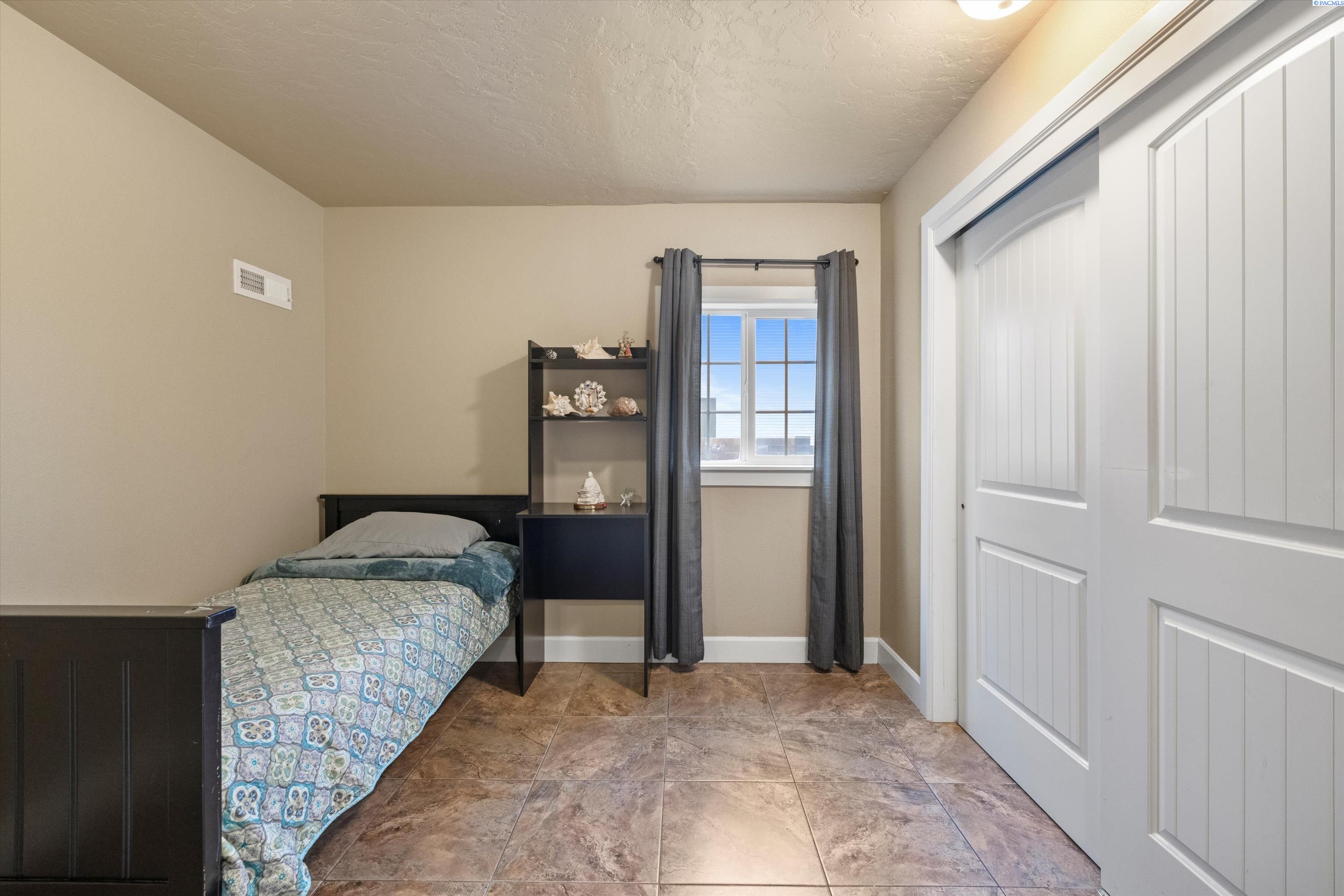 Pasco, Washington, 99301, United States, 6 Bedrooms Bedrooms, ,3 BathroomsBathrooms,Residential,For Sale,1705184