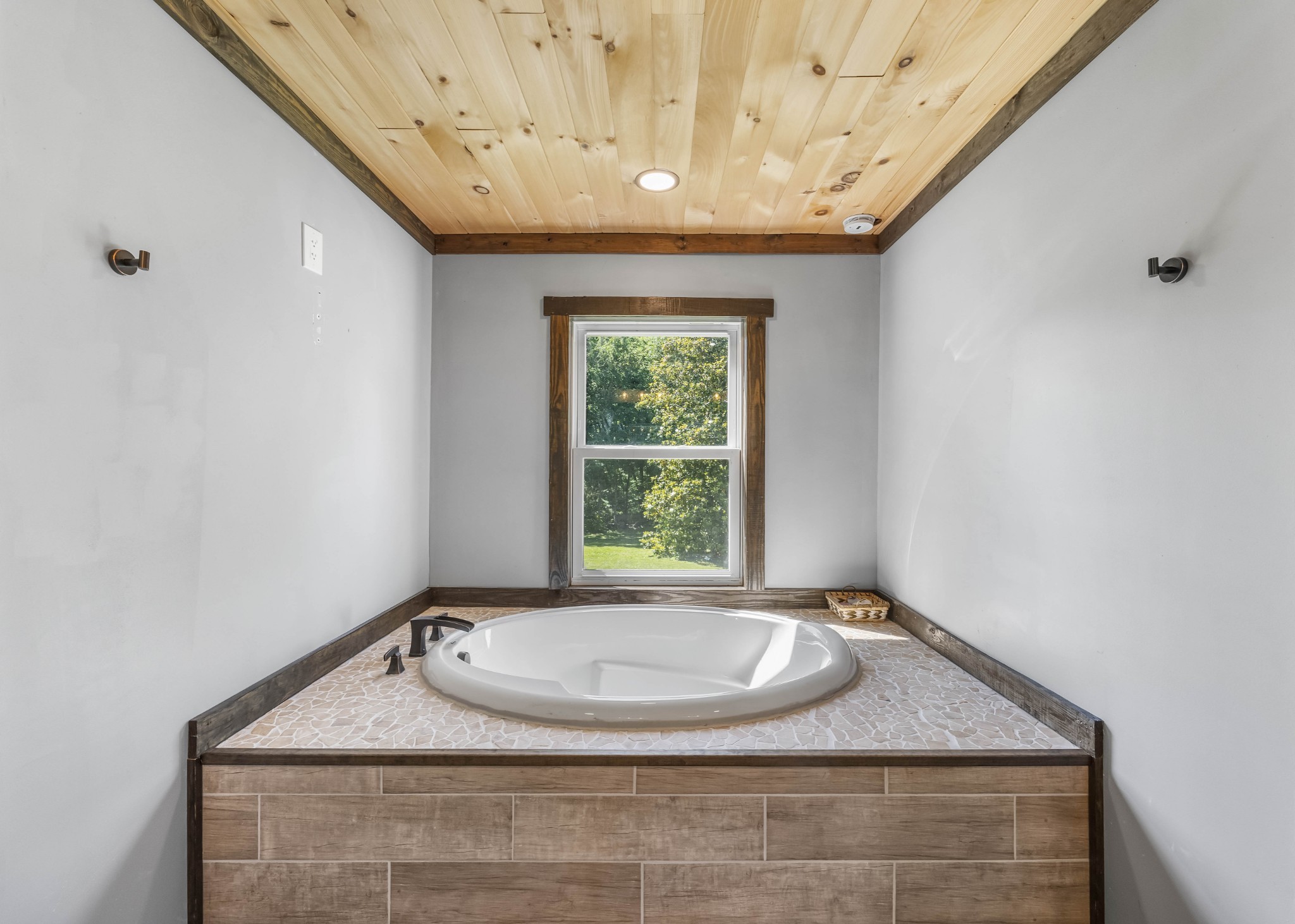 Dover, Tennessee, 37058, United States, 2 Bedrooms Bedrooms, ,2 BathroomsBathrooms,Residential,For Sale,2007547