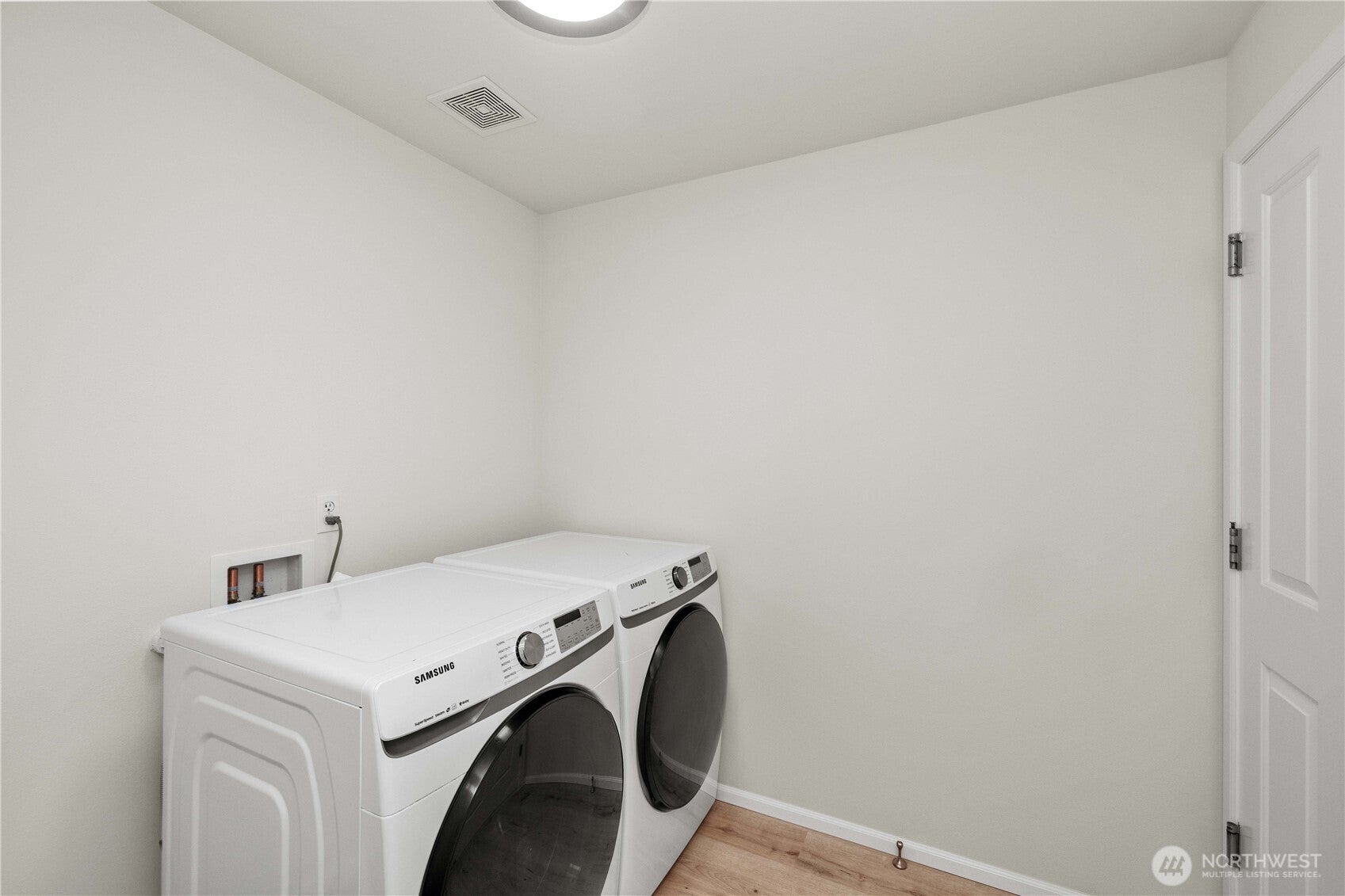 Snohomish, Washington, 98296, United States, 3 Bedrooms Bedrooms, ,3 BathroomsBathrooms,Residential,For Sale,1900545
