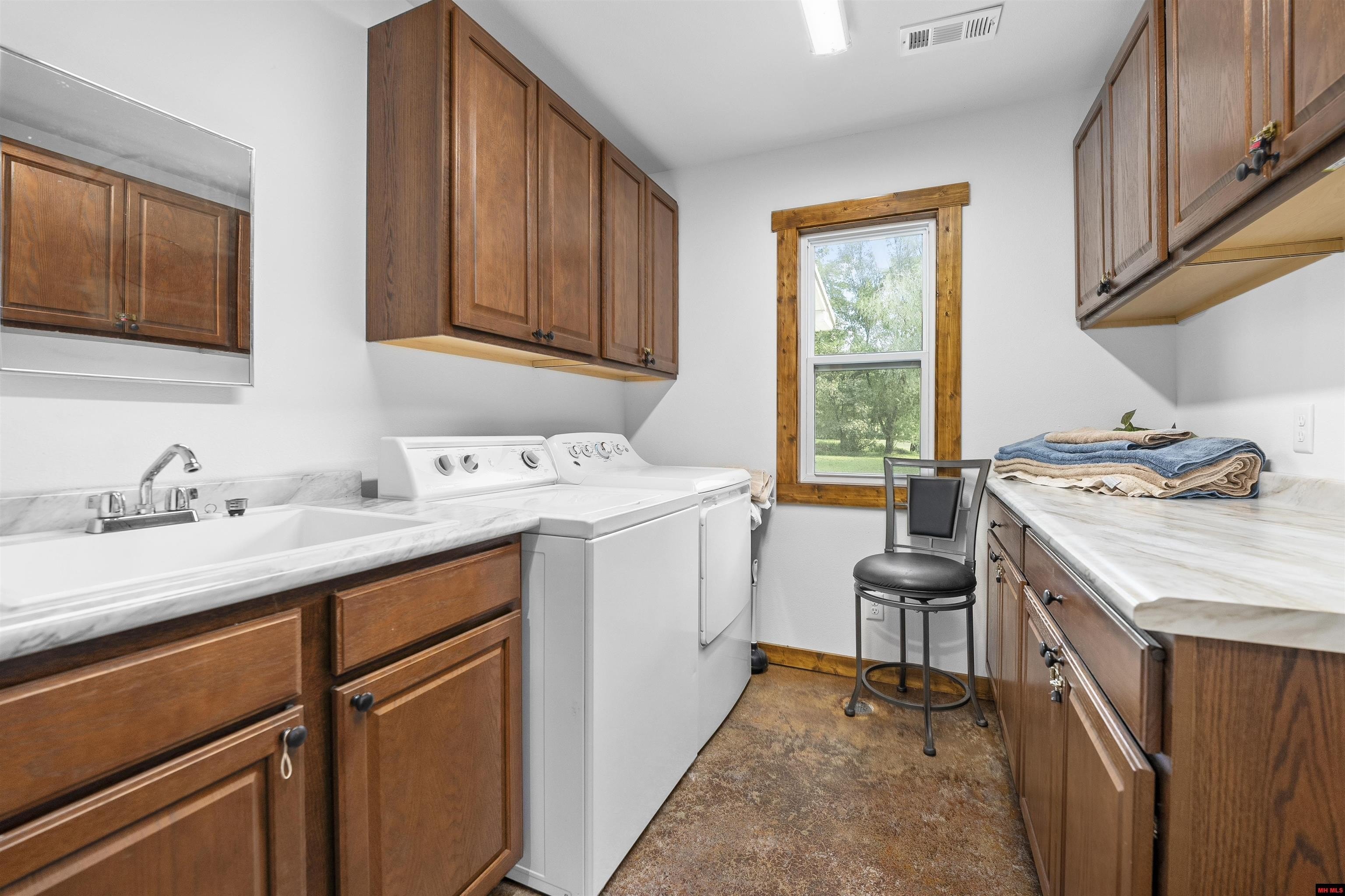 Norfork, Arkansas, 72658, United States, 4 Bedrooms Bedrooms, ,4 BathroomsBathrooms,Residential,For Sale,1976575