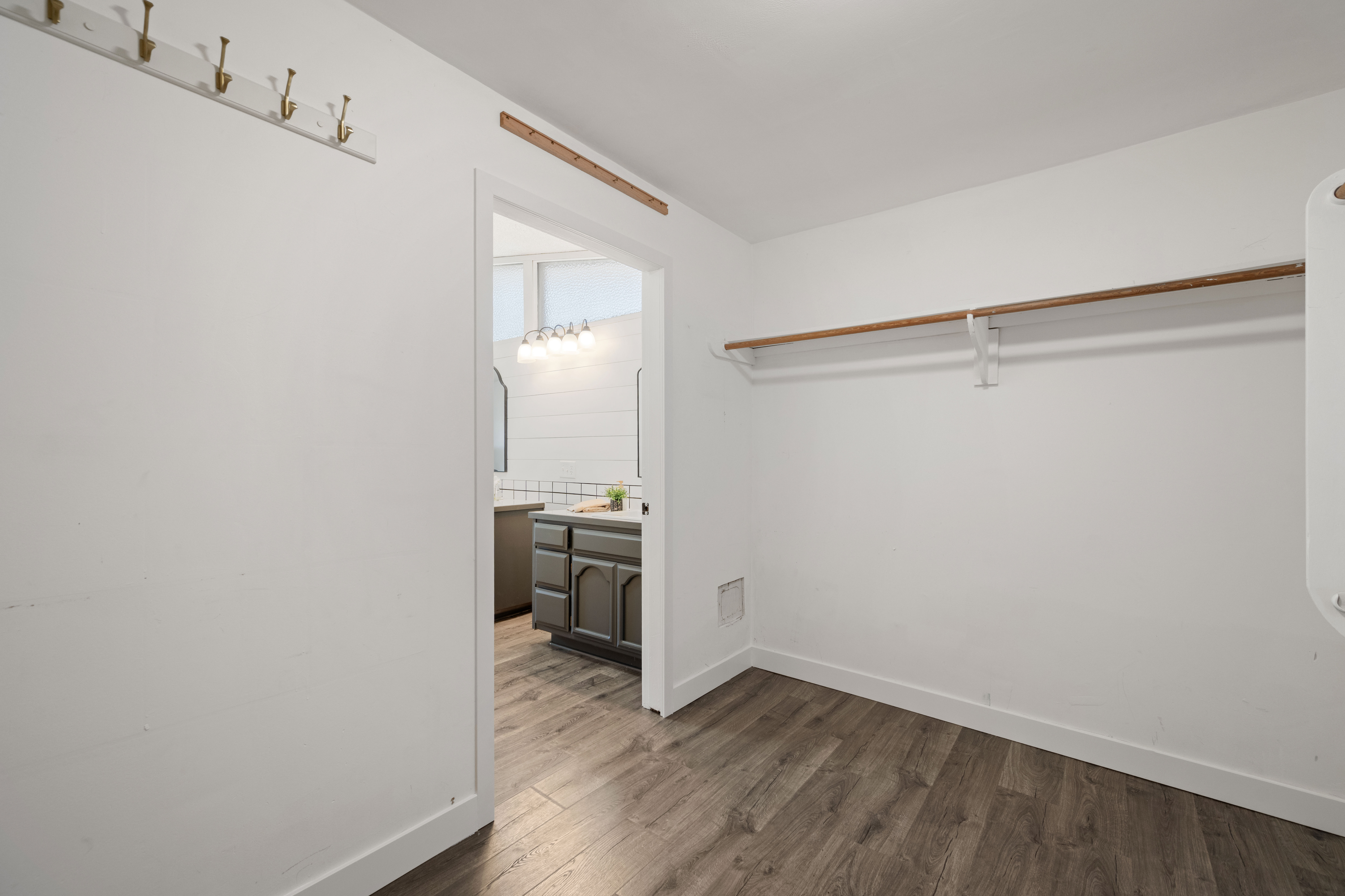  Fully Updated Kitchen, Bathrooms, Floors & More - 物件實景