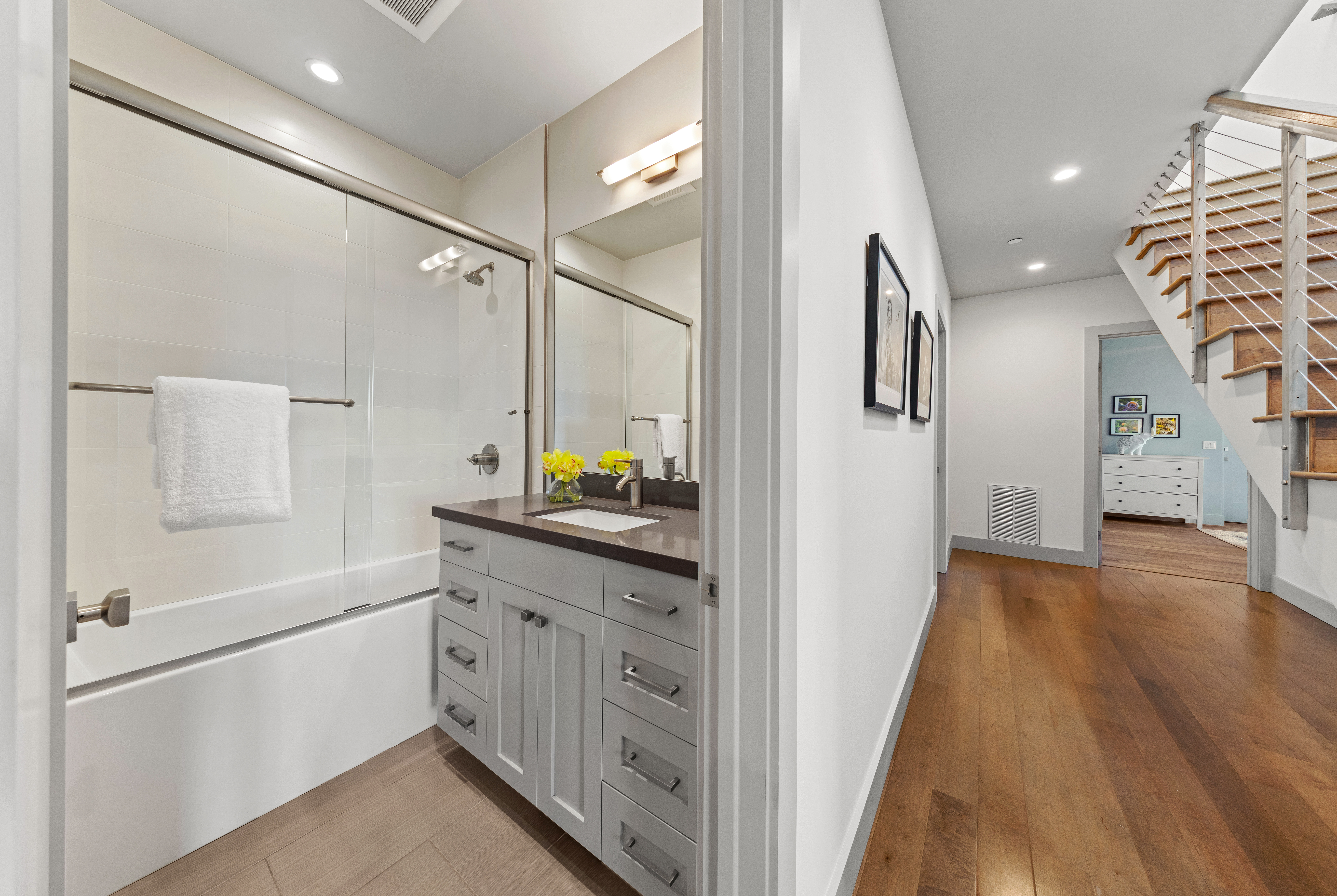  Coastal Living on Coveted Beach Road - 物件實景