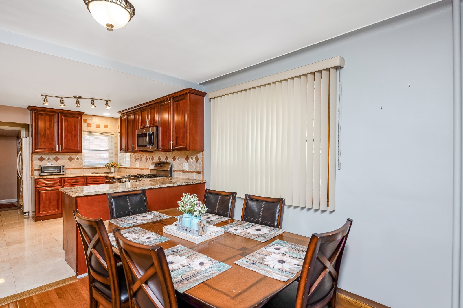 Middle Village, New York, 11379, United States, 3 Bedrooms Bedrooms, ,2 BathroomsBathrooms,Residential,For Sale,1933512