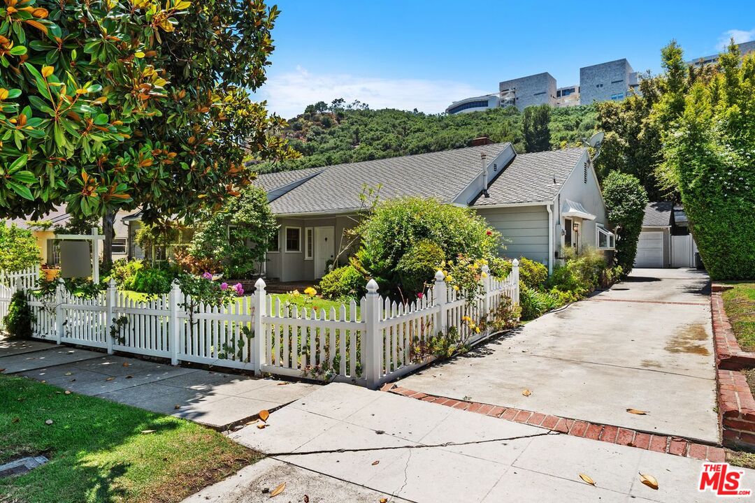 Los Angeles, California, 90049, United States, 3 Bedrooms Bedrooms, ,3 BathroomsBathrooms,Residential,For Sale,1902649