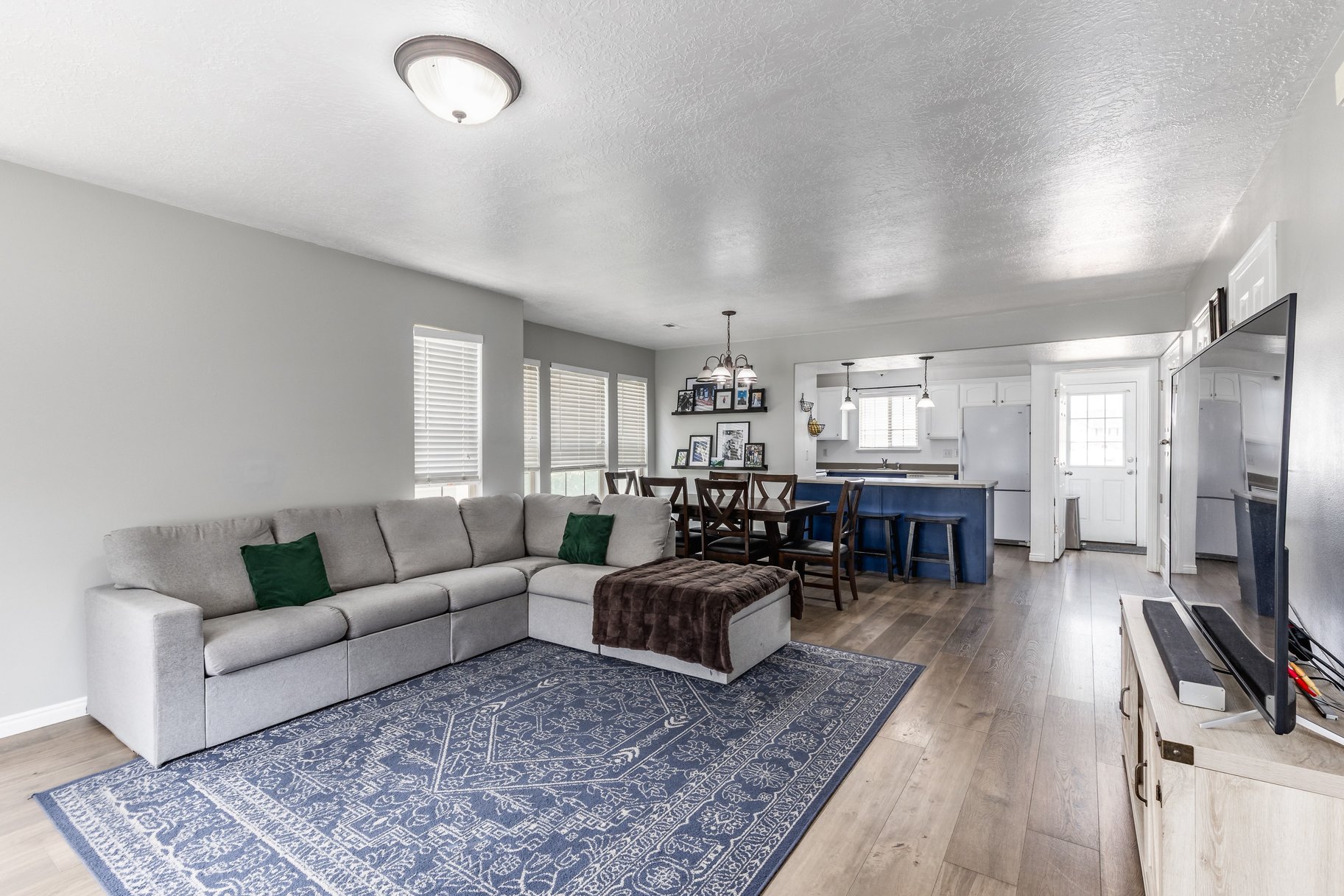 End Row Townhome in Highly Desired Location - 物件實景