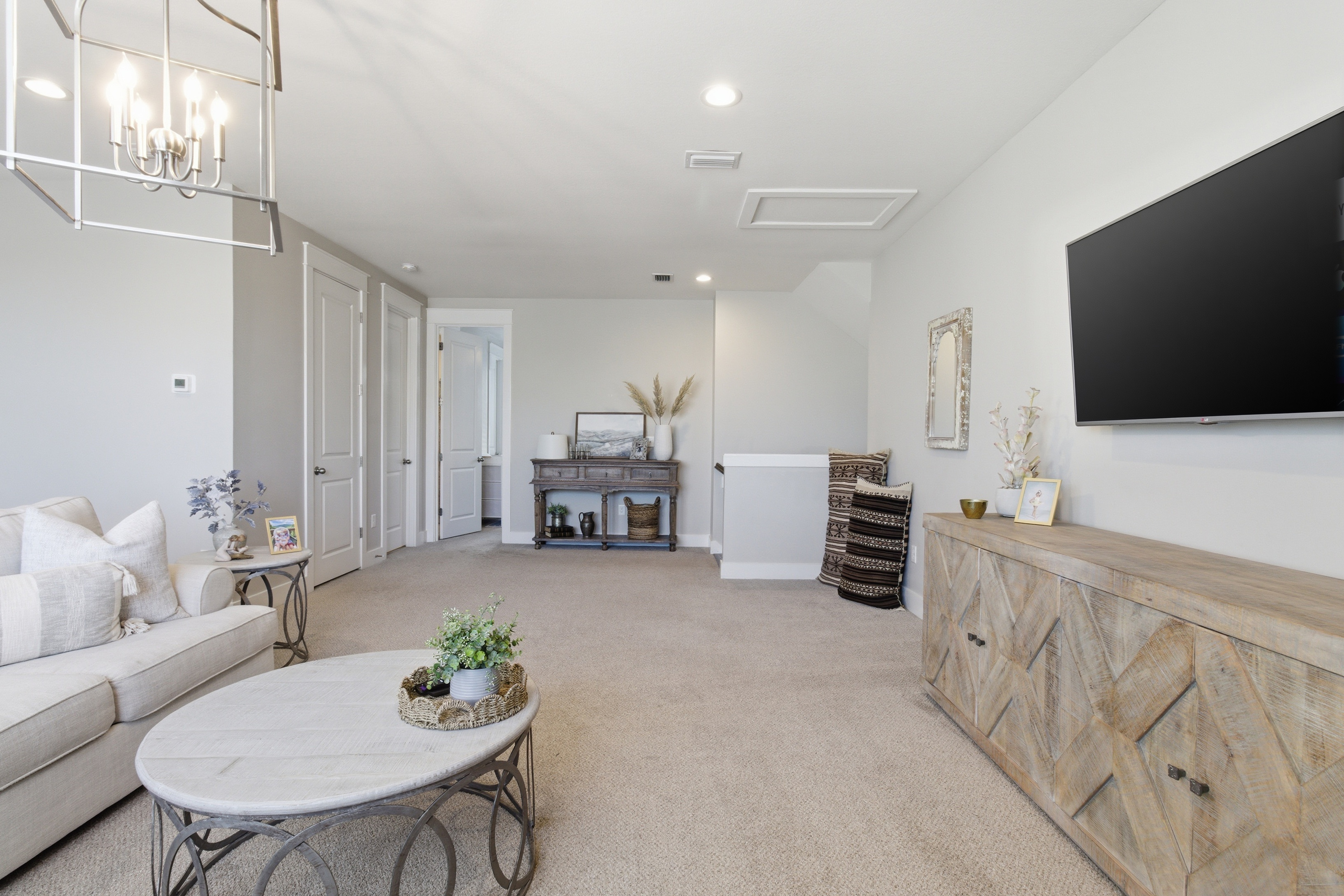  Spacious Corner-Lot Retreat With Flexible Living - 物件實景