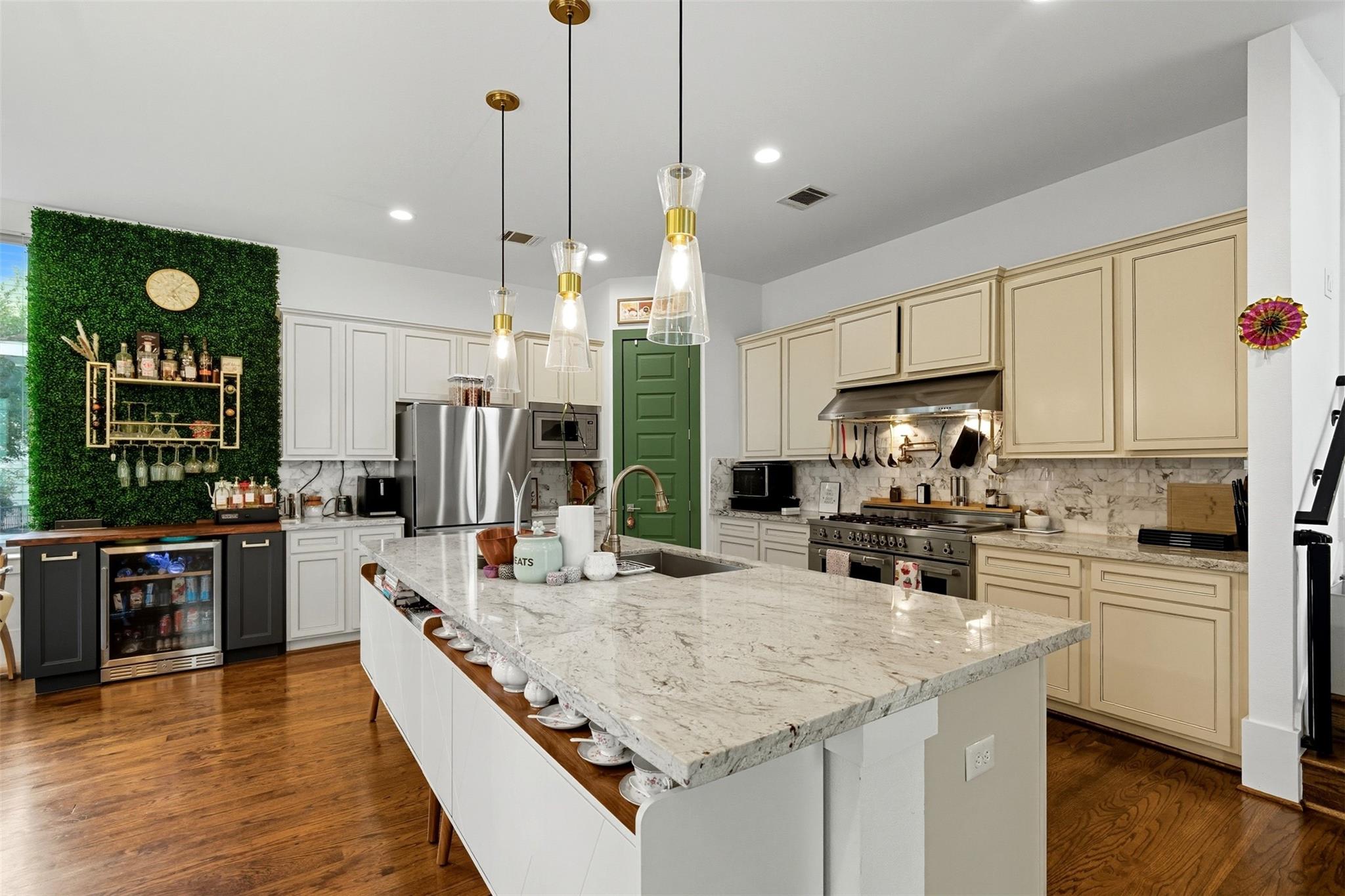 Houston, Texas, 77006, United States, 3 Bedrooms Bedrooms, ,4 BathroomsBathrooms,Residential,For Sale,1977830