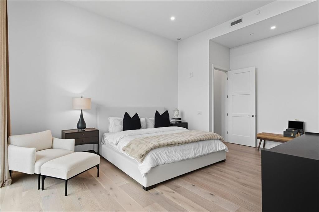 Atlanta, Georgia, 30305, United States, 2 Bedrooms Bedrooms, ,3 BathroomsBathrooms,Residential,For Sale,1979191