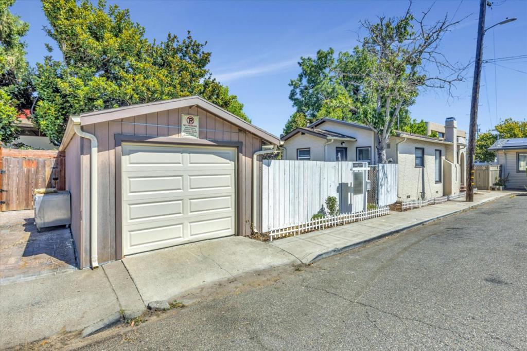Hayward, California, 94541, United States, 2 Bedrooms Bedrooms, ,1 BathroomBathrooms,Residential,For Sale,1976609