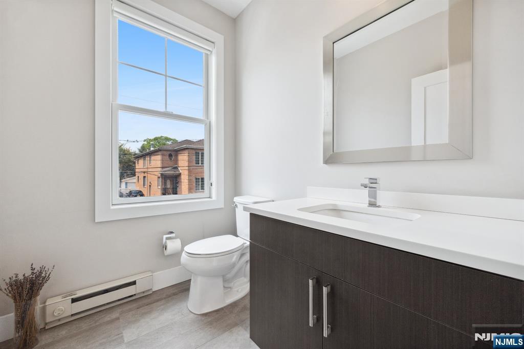 Fort Lee, New Jersey, 07024, United States, 3 Bedrooms Bedrooms, ,3 BathroomsBathrooms,Residential,For Sale,1932356
