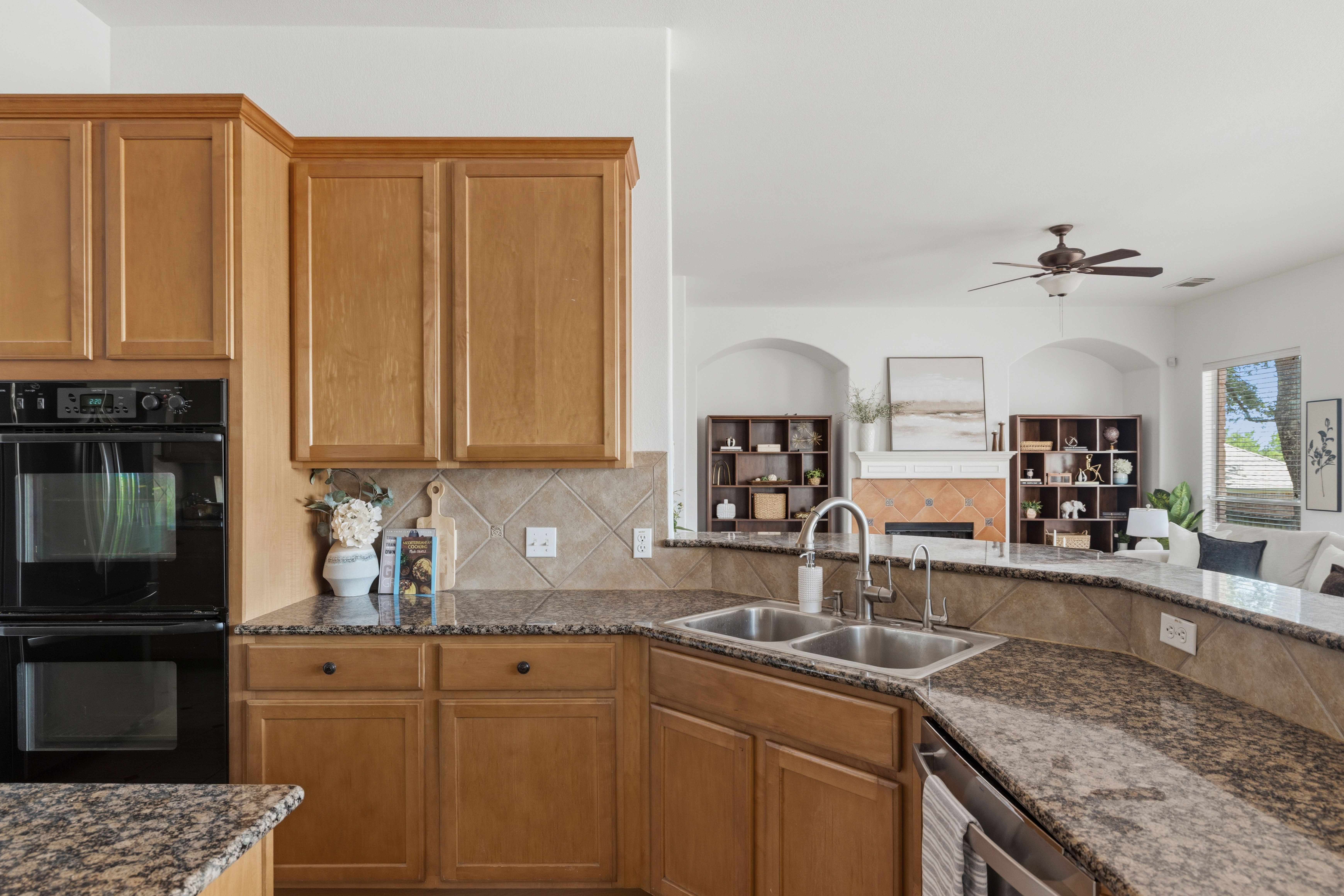  Elegant Luxury Backing to Pristine Greenbelt with Hill Country Views - 物件實景