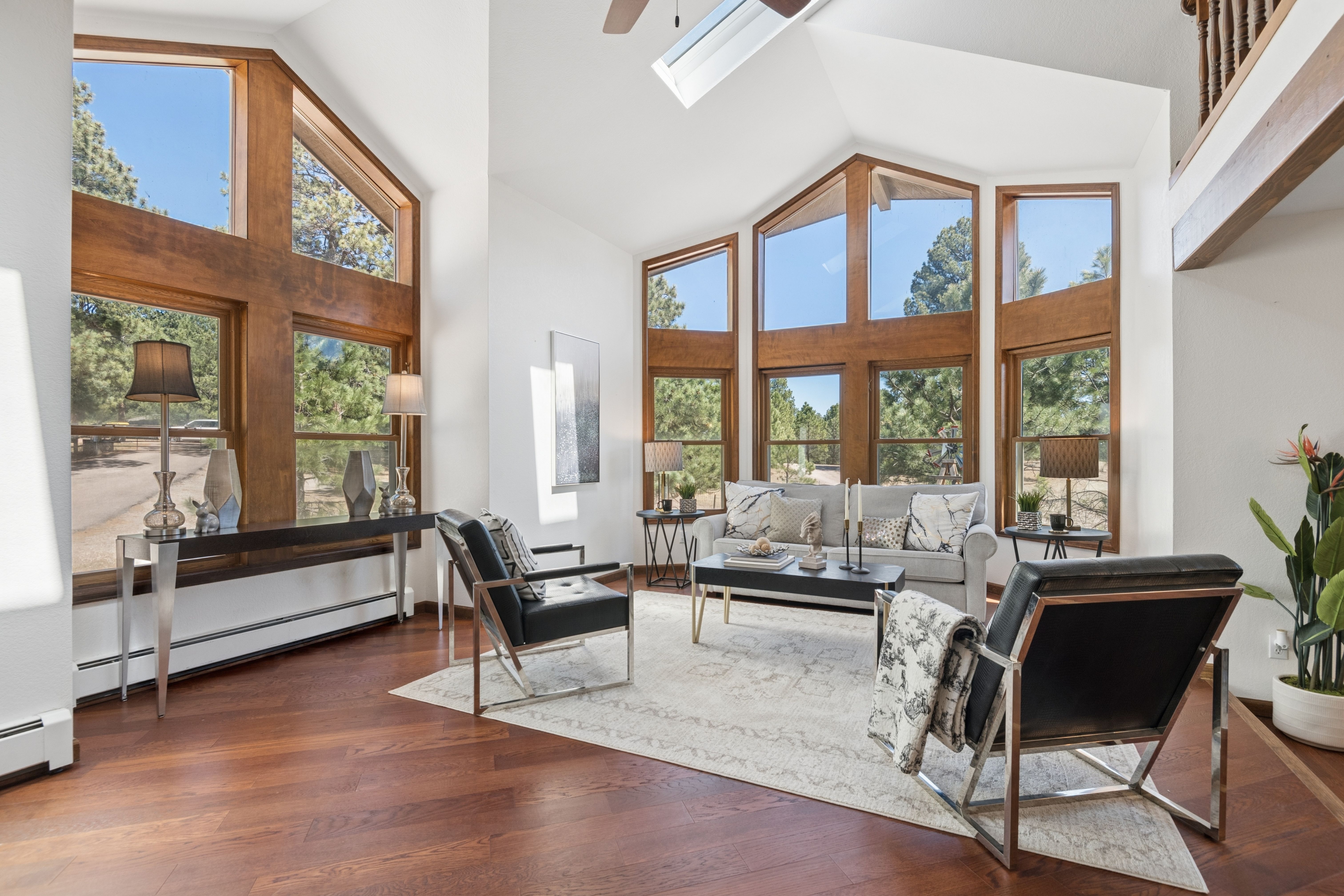  Set behind a gated entry on two and a half wooded acres - 物件實景