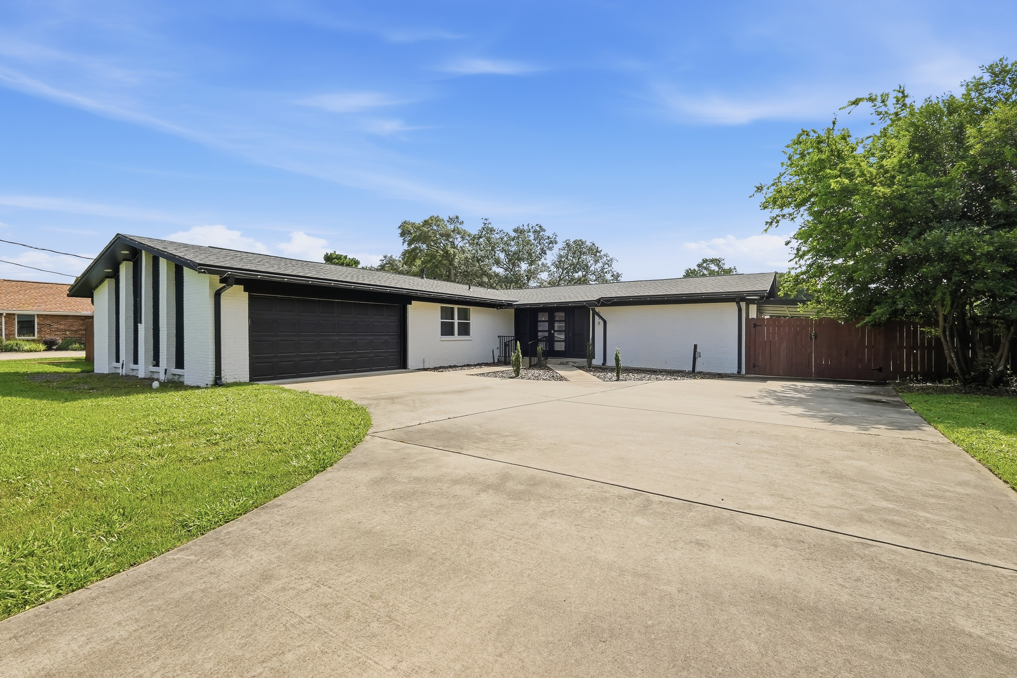  Move-In Ready Pool Home with Thoughtful Modern Updates - 物件實景