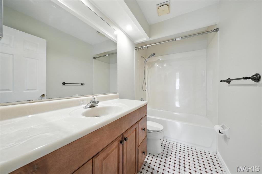 Chesterfield, Missouri, 63017, United States, 4 Bedrooms Bedrooms, ,3 BathroomsBathrooms,Residential,For Sale,1906928