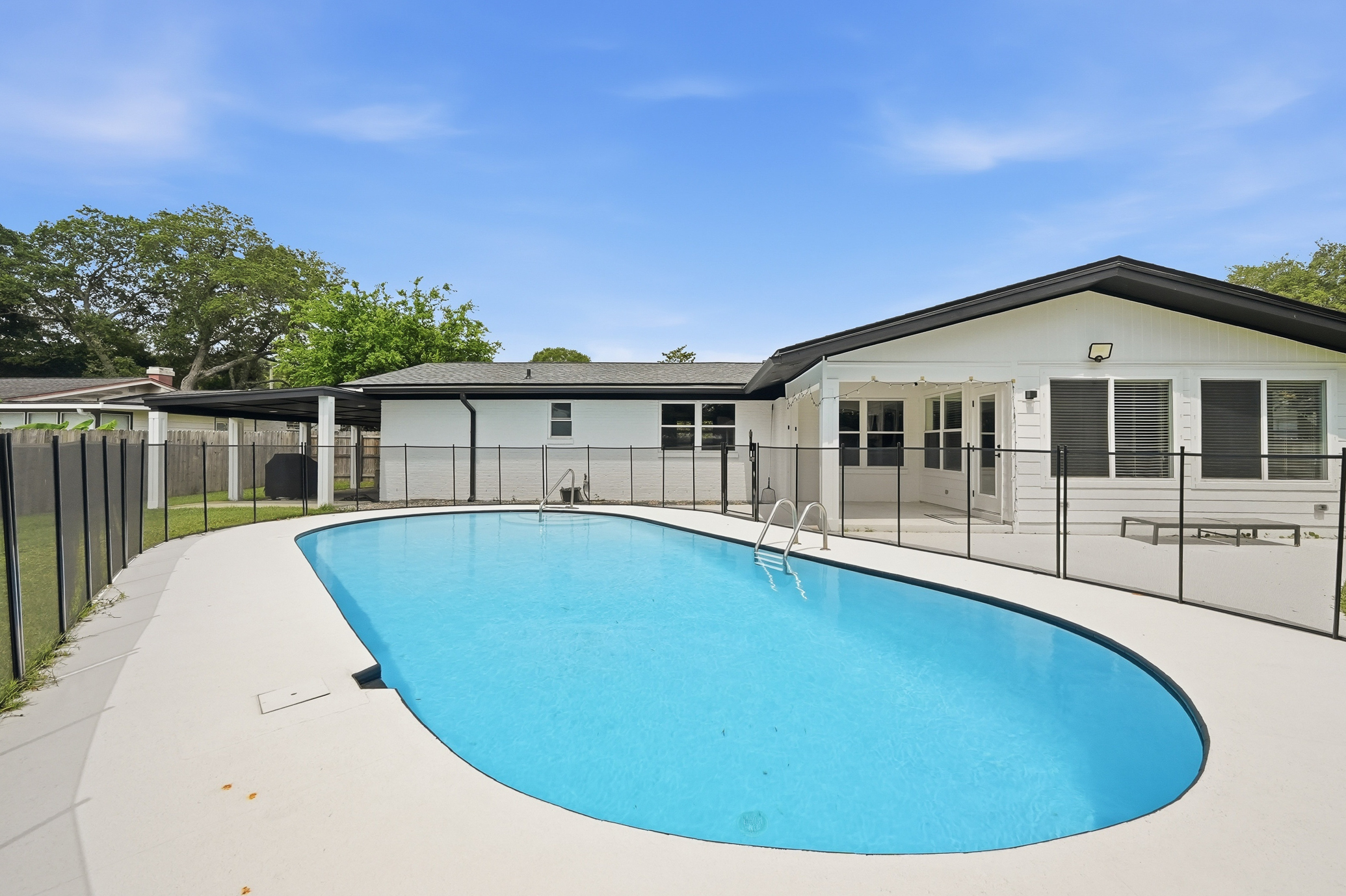  Move-In Ready Pool Home with Thoughtful Modern Updates - 物件實景