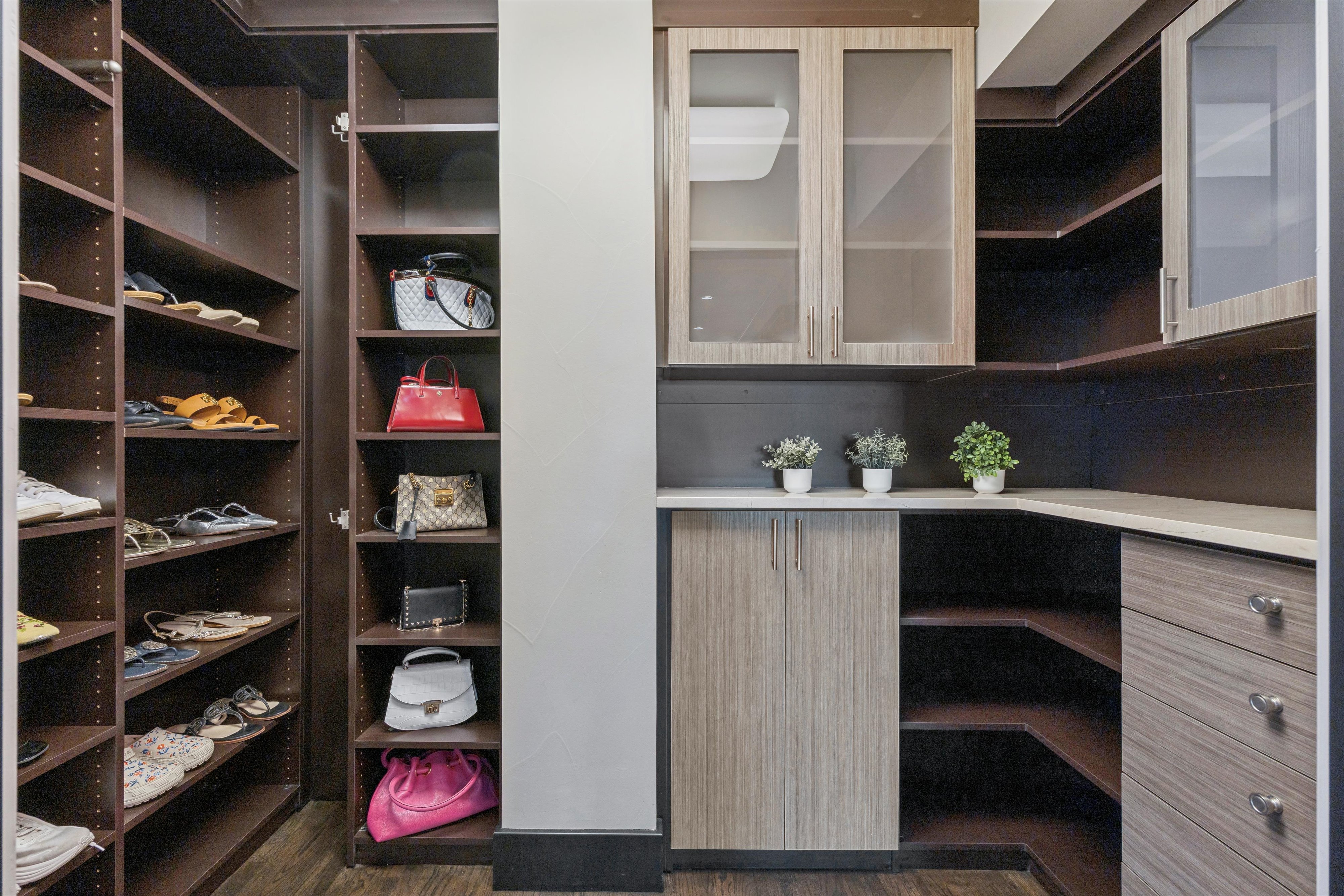  Contemporary residence combines sophisticated design with functional floor plan - 物件實景