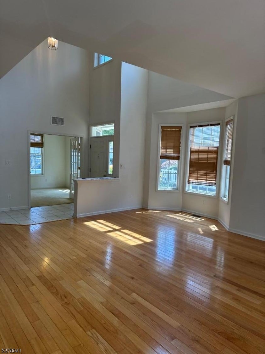 Wayne Twp., New Jersey, 07470, United States, 3 Bedrooms Bedrooms, ,3 BathroomsBathrooms,Residential,For Sale,1943649