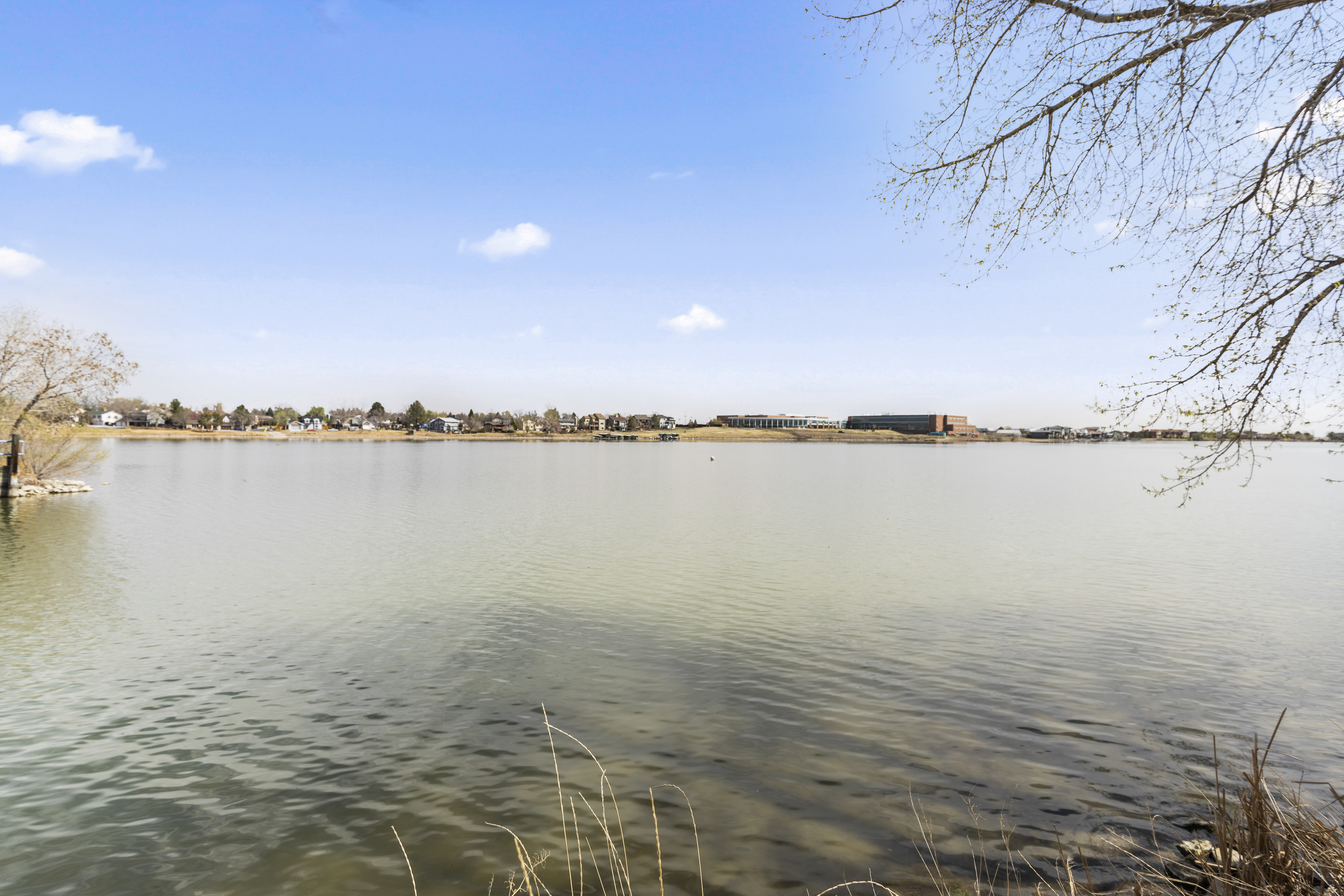  Expansive water views and a light-filled interior create a truly unique setting - 物件實景