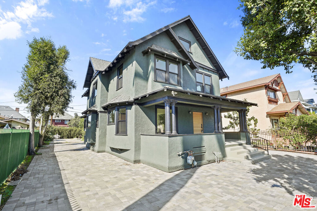 Los Angeles, California, 90007, United States, 5 Bedrooms Bedrooms, ,3 BathroomsBathrooms,Residential,For Sale,1975111