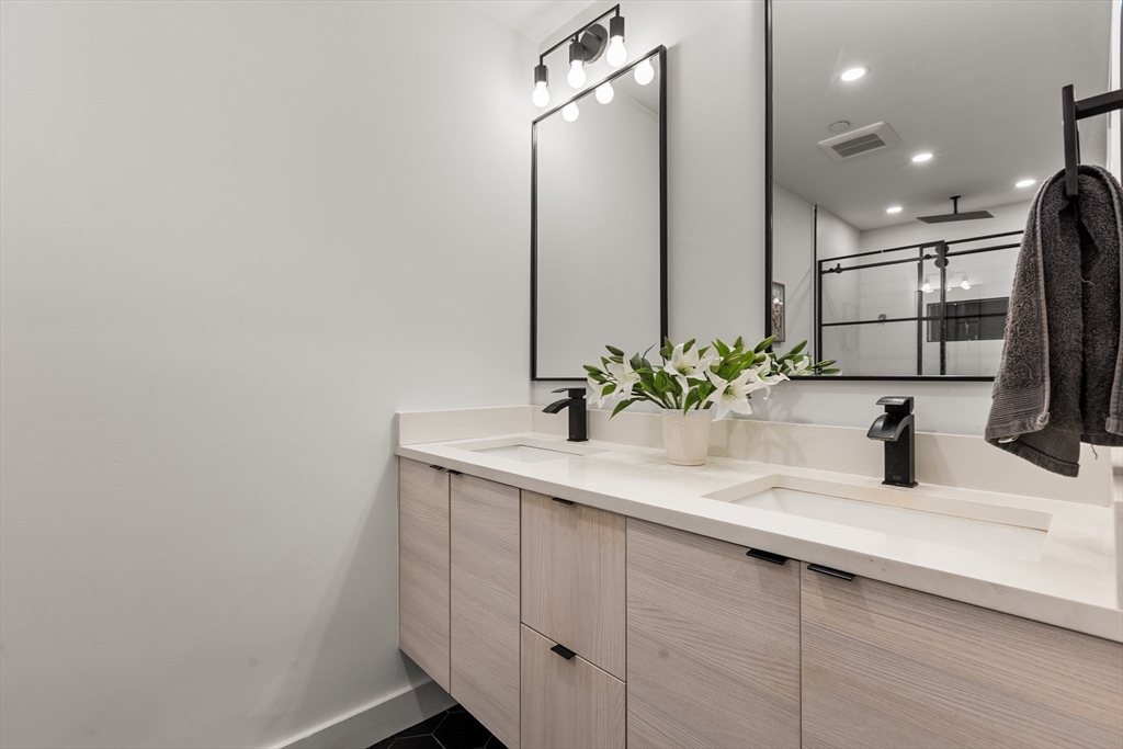 Boston, Massachusetts, 02128, United States, 2 Bedrooms Bedrooms, ,2 BathroomsBathrooms,Residential,For Sale,1940624