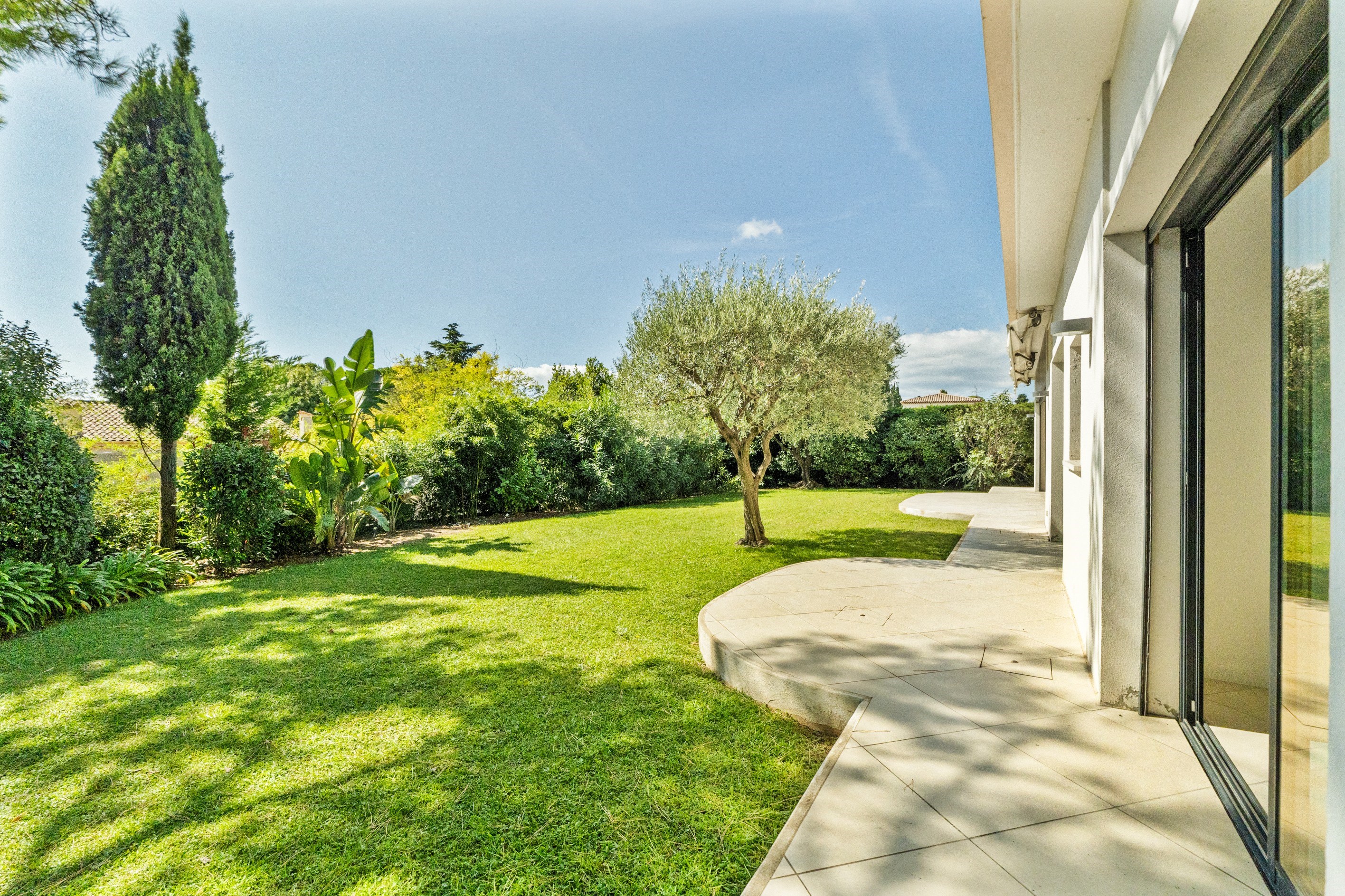  Contemporary single-storey villa with pool and pétanque court for sale in Mougi… - 物件實景