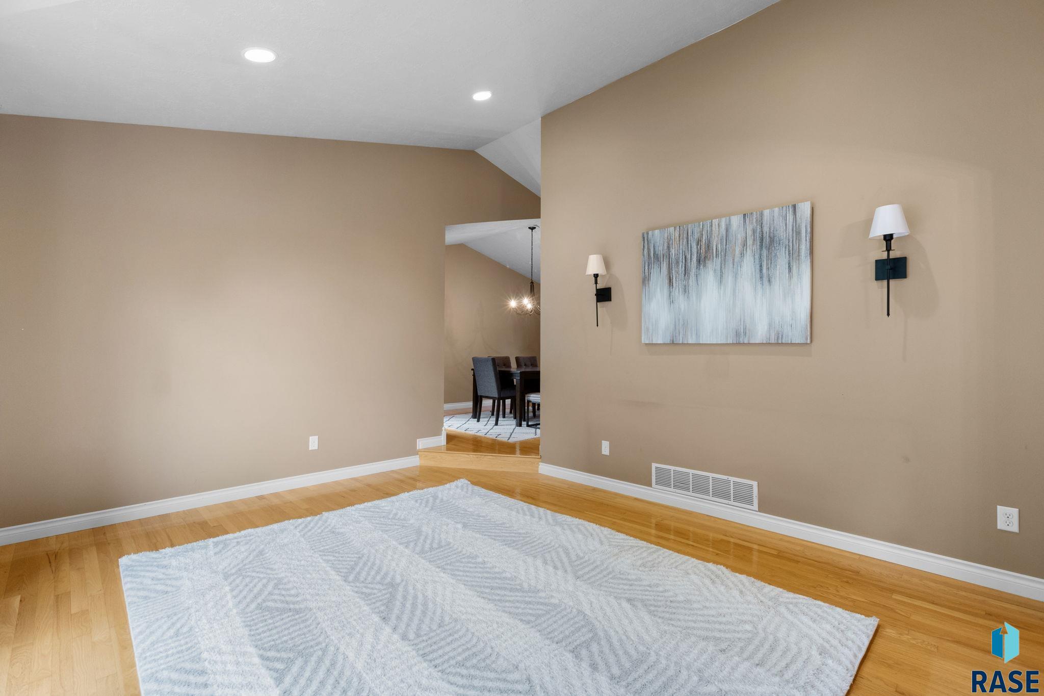 Sioux Falls, South Dakota, 57103, United States, 5 Bedrooms Bedrooms, ,2 BathroomsBathrooms,Residential,For Sale,1908912
