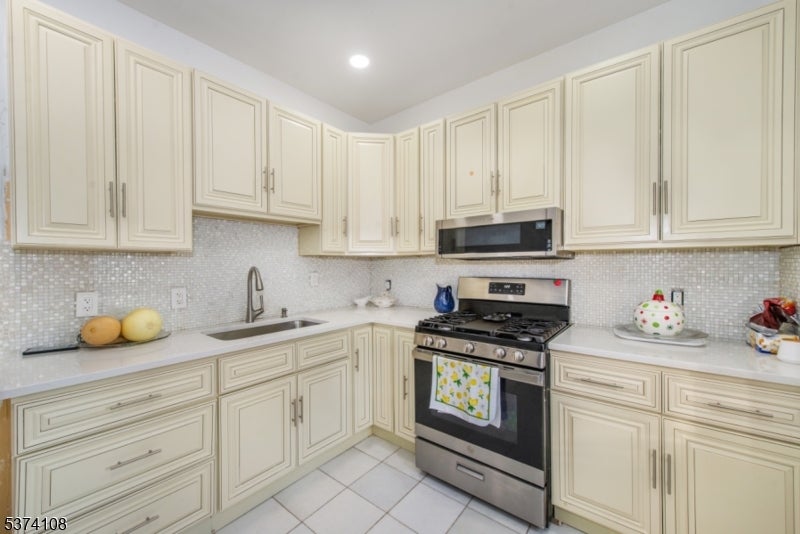 Newark City, New Jersey, 07112, United States, ,3 BathroomsBathrooms,Residential,For Sale,1982998