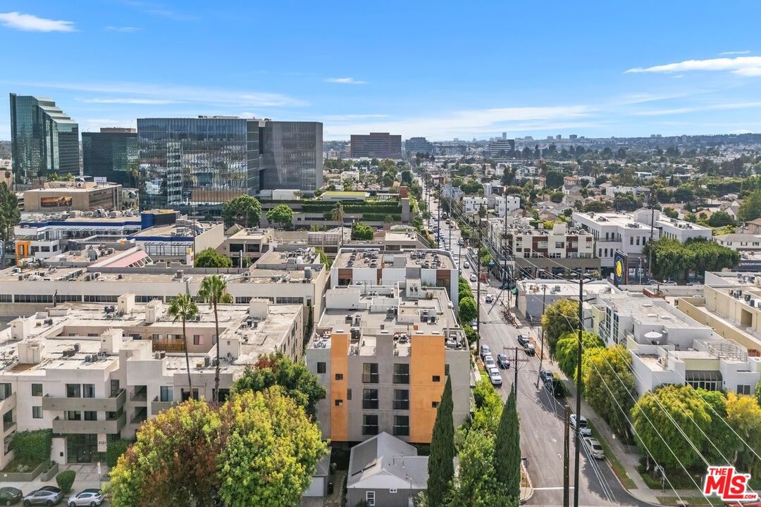 Los Angeles, California, 90025, United States, 9 Bedrooms Bedrooms, ,Residential,For Sale,1940770