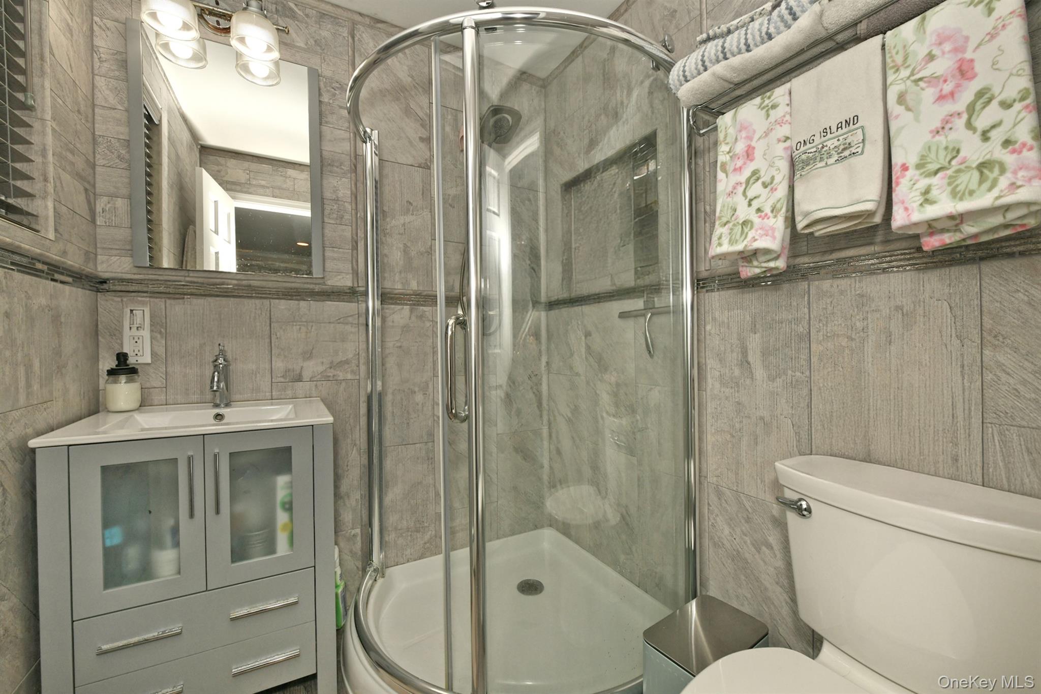 Hicksville, New York, 11801, United States, 3 Bedrooms Bedrooms, ,2 BathroomsBathrooms,Residential,For Sale,1986548