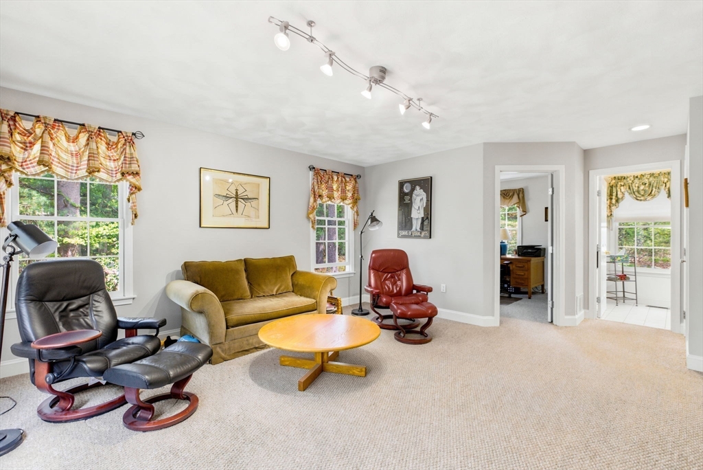 Middleton, Massachusetts, 01949, United States, 4 Bedrooms Bedrooms, ,3 BathroomsBathrooms,Residential,For Sale,2048371