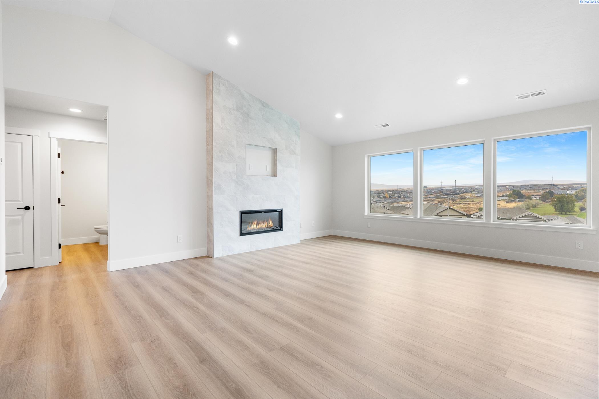 Kennewick, Washington, 99338, United States, 4 Bedrooms Bedrooms, ,1 BathroomBathrooms,Residential,For Sale,1988920