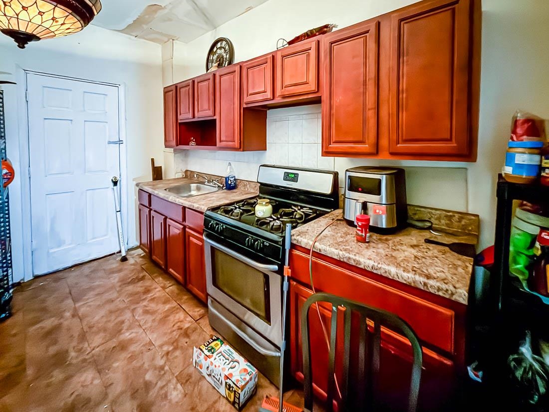 Jersey City, New Jersey, 07305, United States, 5 Bedrooms Bedrooms, ,2 BathroomsBathrooms,Residential,For Sale,2002063