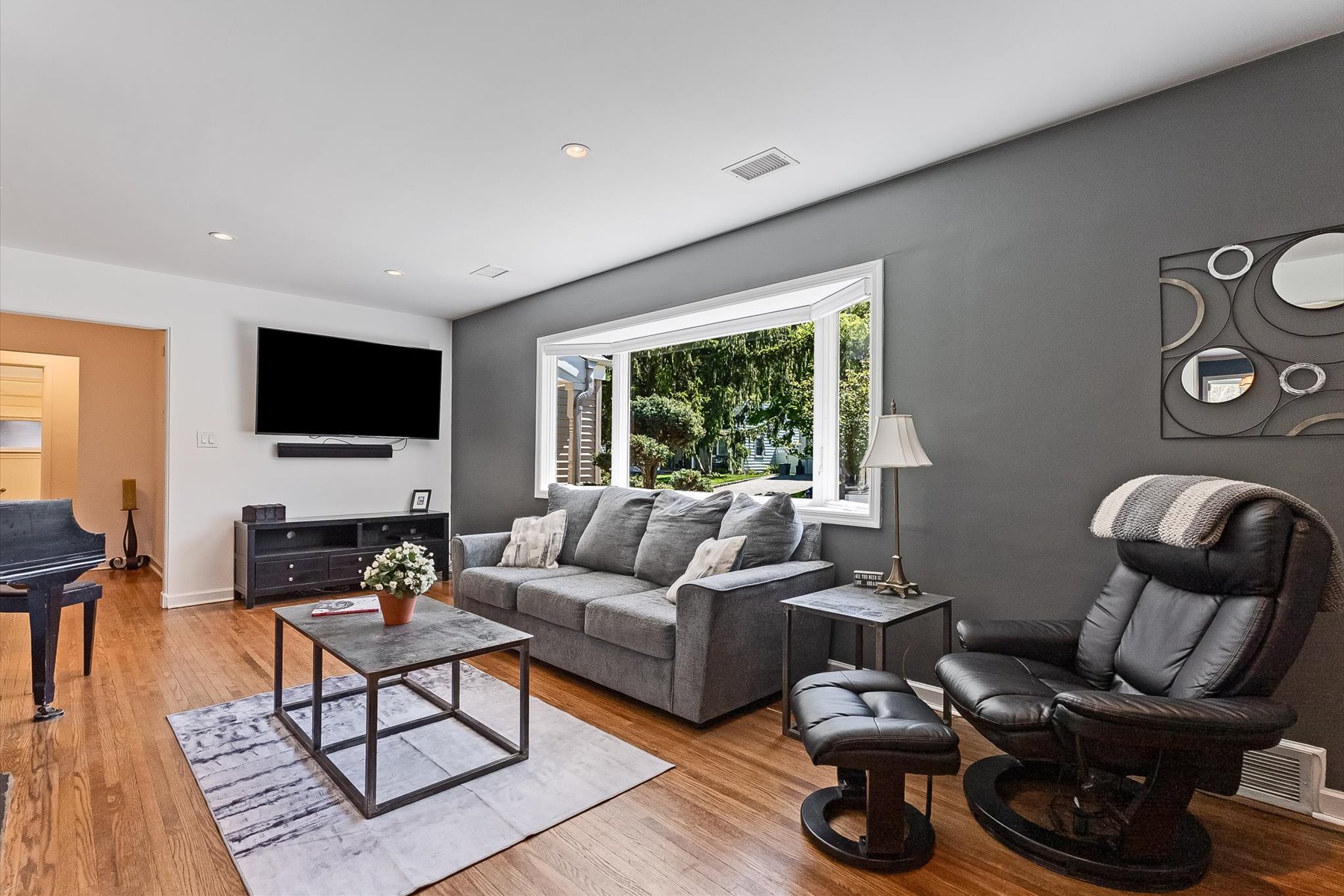 Easy One Floor Ranch Style Home with Vibrant and Perfectly Manicured Property - 物件實景