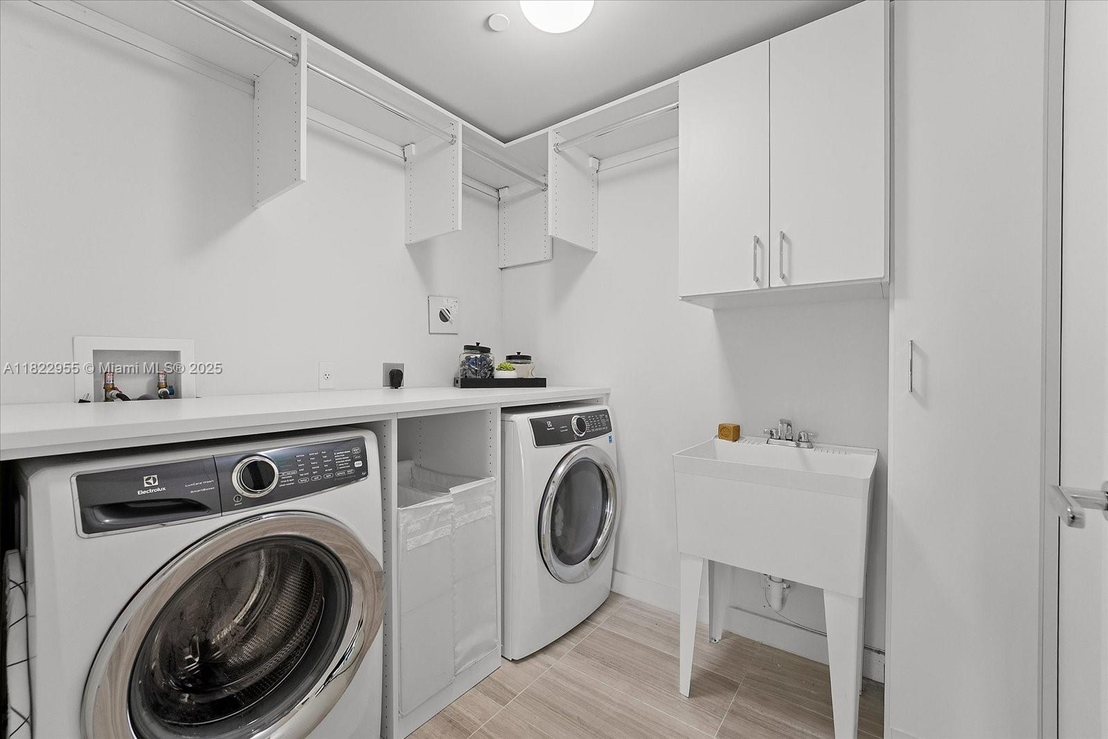 Miami Beach, Florida, 33140, United States, 4 Bedrooms Bedrooms, ,5 BathroomsBathrooms,Residential,For Sale,1949719