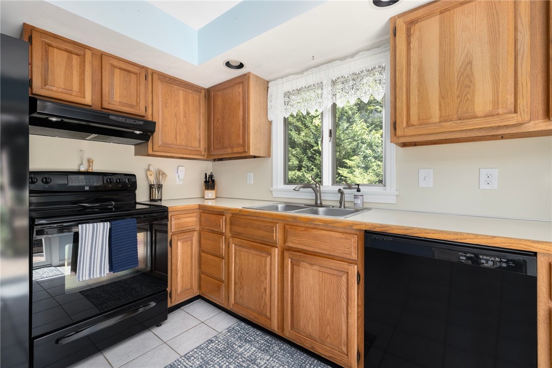 North Kingstown, Rhode Island, 02874, United States, 3 Bedrooms Bedrooms, ,2 BathroomsBathrooms,Residential,For Sale,1906008