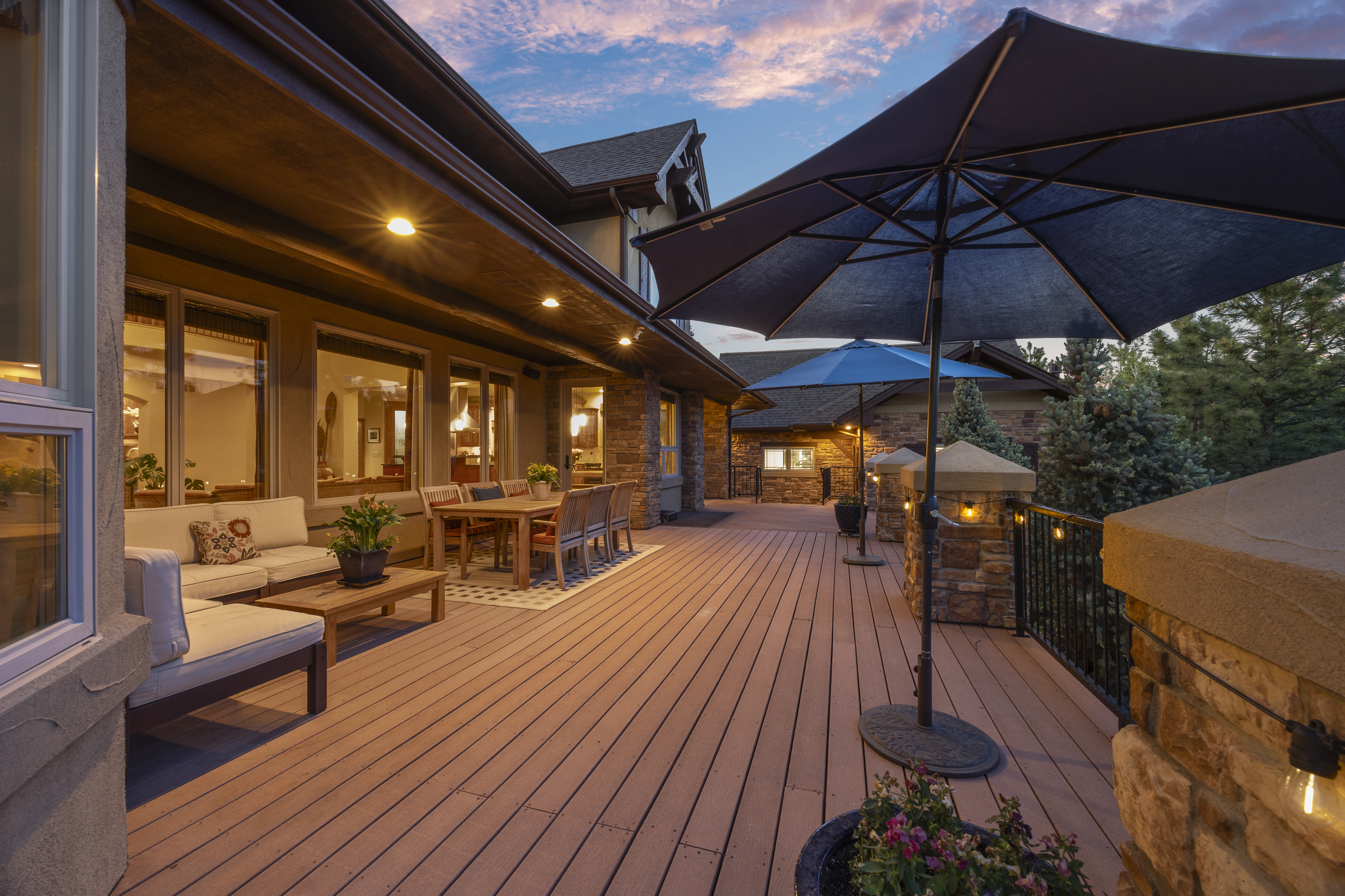  This Mountain Traditional residence is defined by its grand scale, - 物件實景