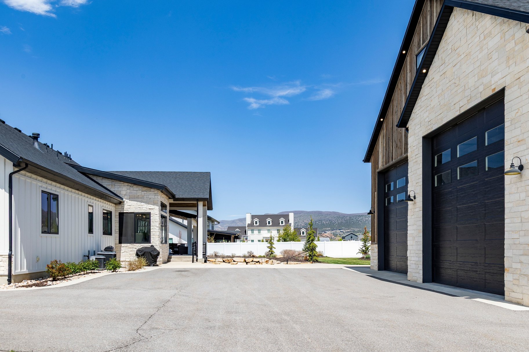  Custom Home with Detached Toy Barn - 物件實景