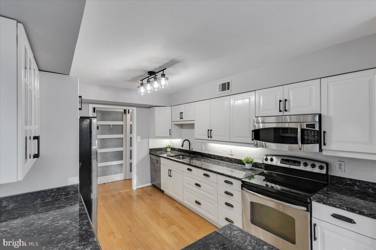 Reston, Virginia, 20194, United States, 3 Bedrooms Bedrooms, ,3 BathroomsBathrooms,Residential,For Sale,1989486