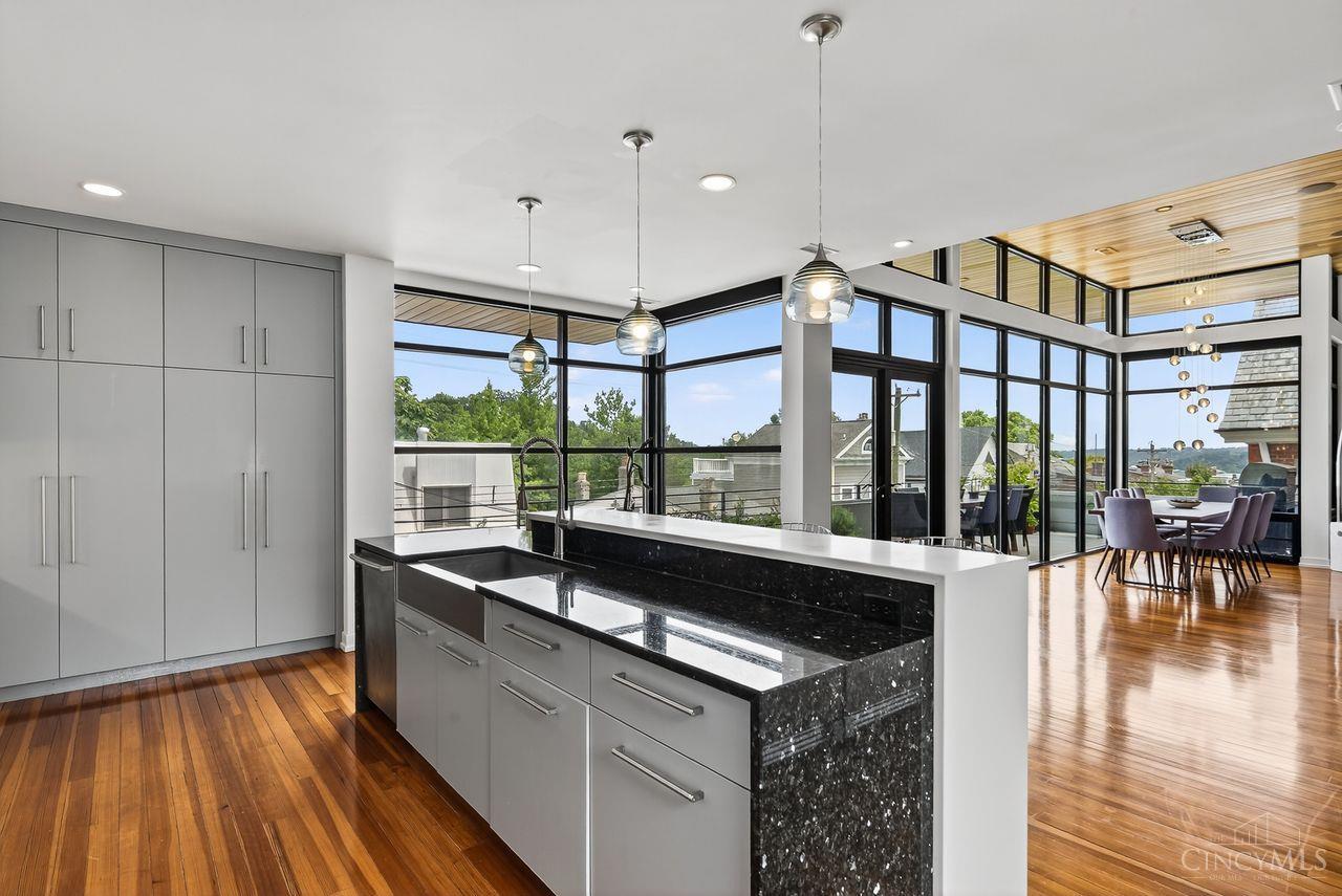 Cincinnati, Ohio, 45202, United States, 4 Bedrooms Bedrooms, ,4 BathroomsBathrooms,Residential,For Sale,1926217