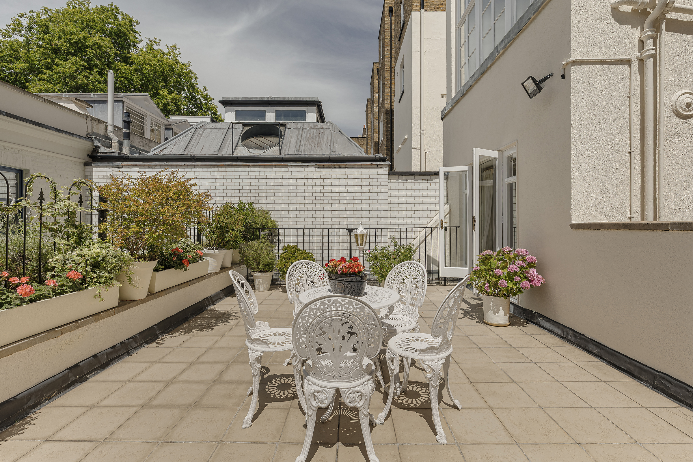  A Maisonette with a West-Facing Terrace on Queen
