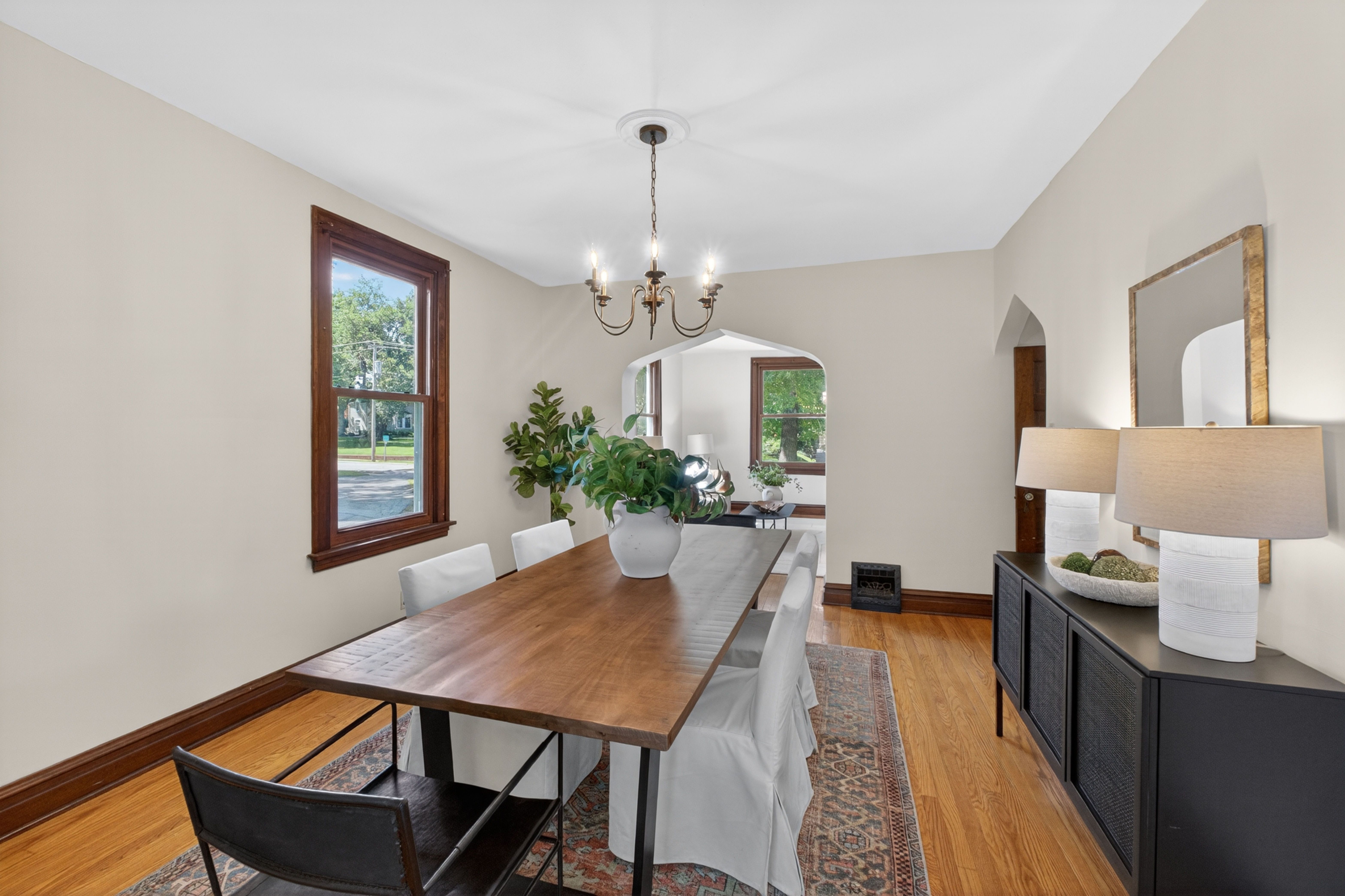  Charming White Farmhouse with Flexible Spacious Living - 物件實景