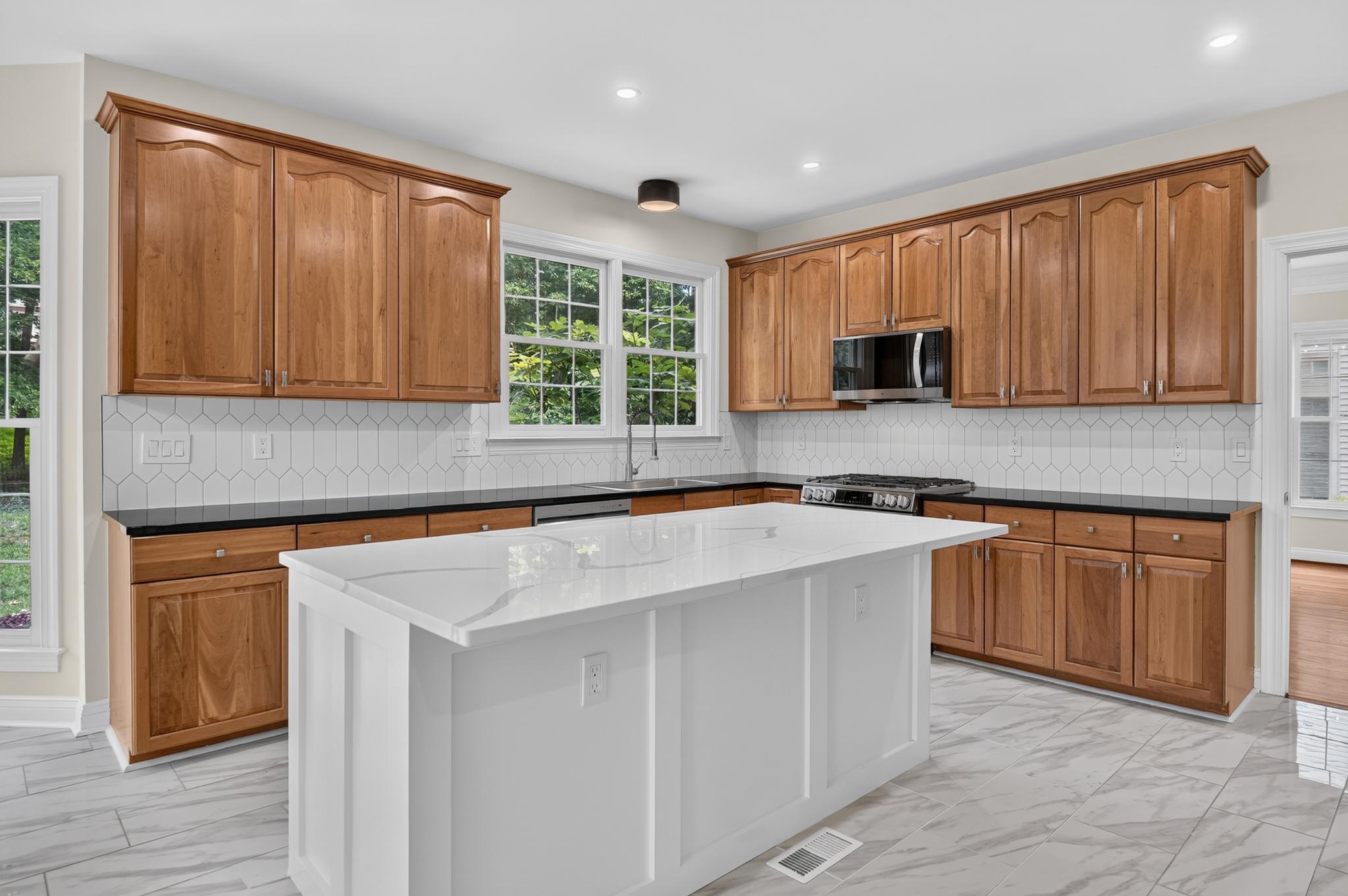  13621 Pine View Lane, Rockville, MD 20850 - 物件實景