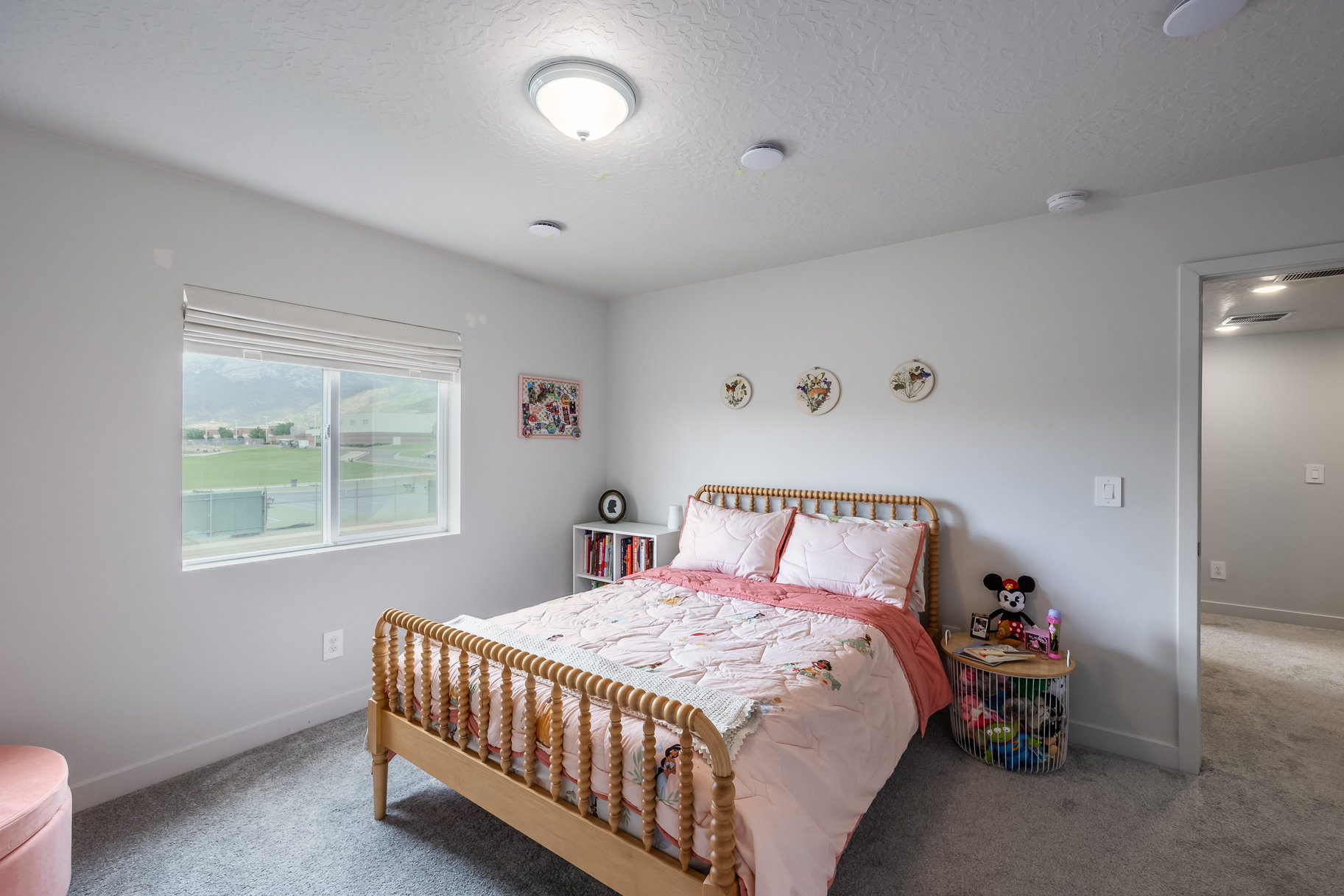 Modern 2023-Built Home with Protected Mountain Views, Walking Distance to School - 物件實景