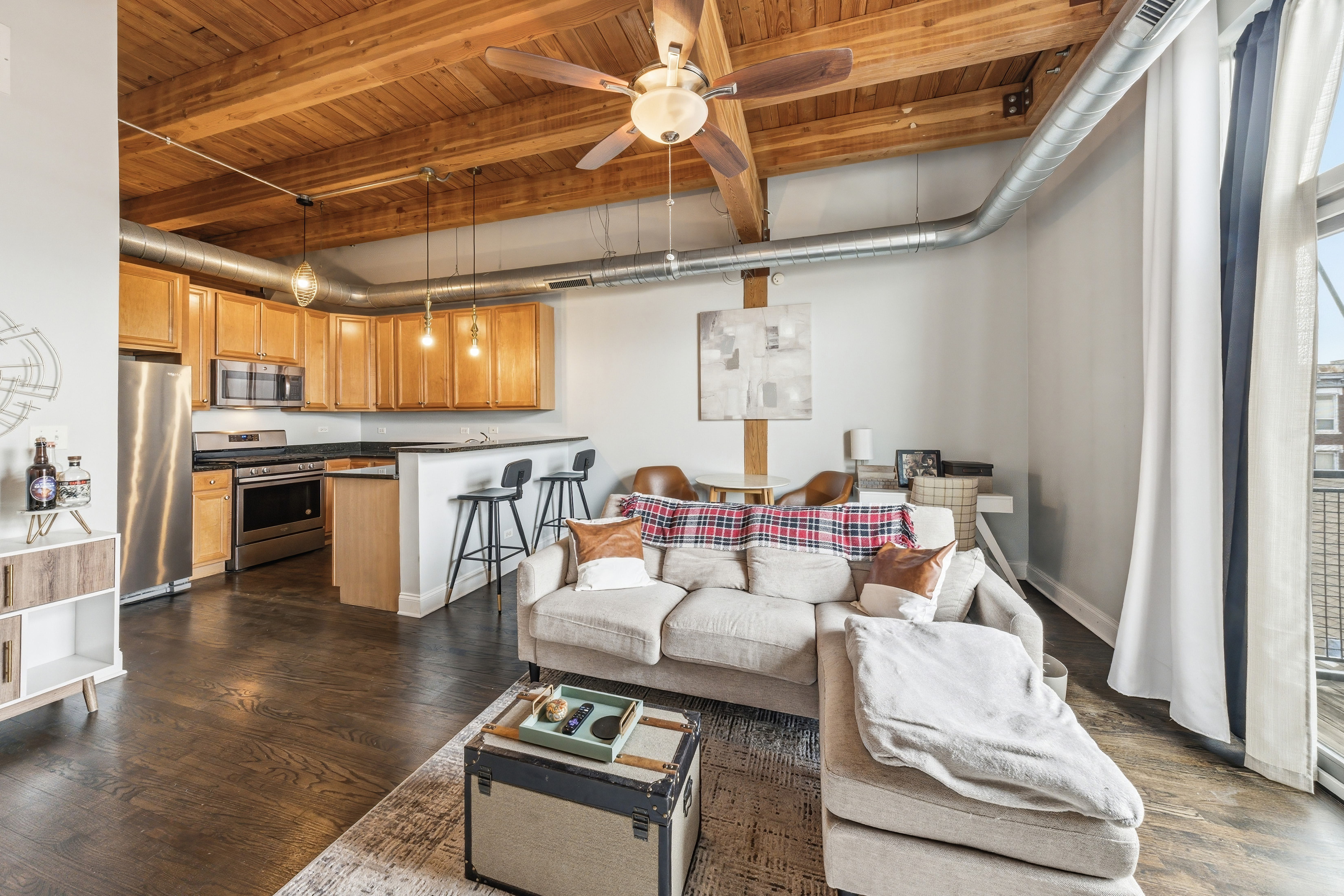  True Timber Loft in a Magical West Town - 物件實景